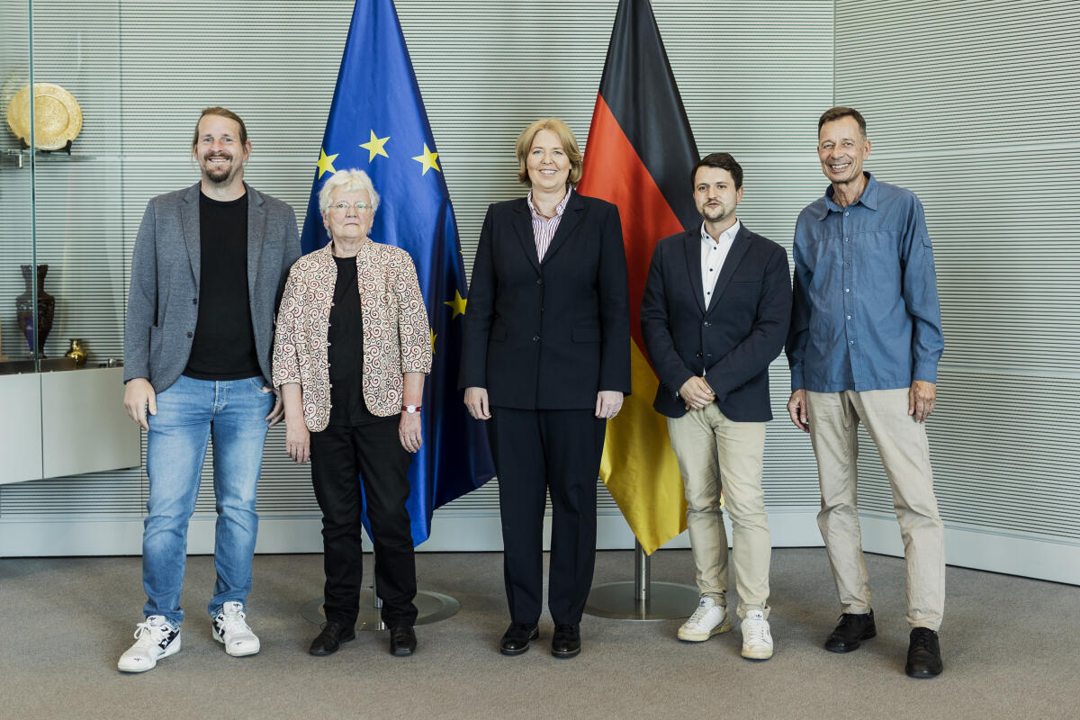 Bas, Bärbel (vlnr) Patrick Constantin Dörr, Mitglied des Bundesvorstands des LSVD, Henriette Engels, Mitglied des Bundesvorstands des LSVD, Bundestagspräsidentin Bärbel Bas, SPD, MdB, Andre Lehmann, Mitglied des Bundesvorstands des LSVD, und Lutz van Dijk, Autor und Pädagoge, aufgenommen im Rahmen des Gespräches mit Mitgliedern des Bundesvorstands des Lesben- und Schwulenverbands (LSVD).