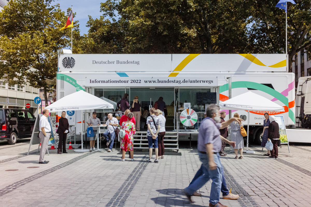 Bas, Bärbel Bundestagspräsidentin Bärbel Bas, SPD, MdB, begrüßt am Infomobil des Deutschen Bundestages in Duisburg Bürgerinnen und Bürger für Gespräche.