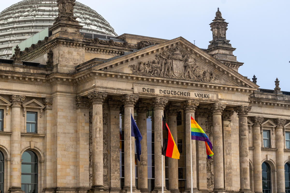  Die Regenbogenflagge vor dem Westportal des Reichstagsgebäudes.
