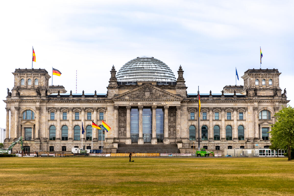  Panorama auf das Reichstagsgebäude mit gehissten Regenbogenflaggen am Westportal und auf dem Süd-West-Turm.