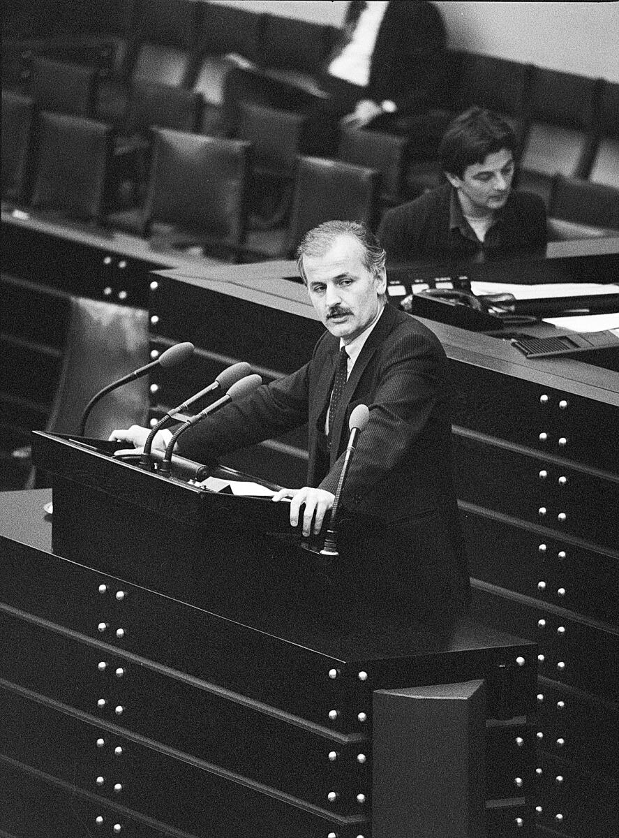 Jochen Feilcke, CDU/CSU, MdB, Rede im Deutschen Bundestag, Plenarsitzung Nr. 33, TOP 7: Änderung des Gesetzes über die Gewährung vonBildungsbeihilfen für arbeitslose Jugendliche aus Bundesmitteln.; Im Hintergrund der Abgeordnete Joschka Fischer, DIE GRÜNEN, MdB. Feilcke, Jochen; Fischer, Joschka Jochen Feilcke, CDU/CSU, MdB, Rede im Deutschen Bundestag, Plenarsitzung Nr. 33, TOP 7: Änderung des Gesetzes über die Gewährung vonBildungsbeihilfen für arbeitslose Jugendliche aus Bundesmitteln.; Im Hintergrund der Abgeordnete Joschka Fischer, DIE GRÜNEN, MdB.