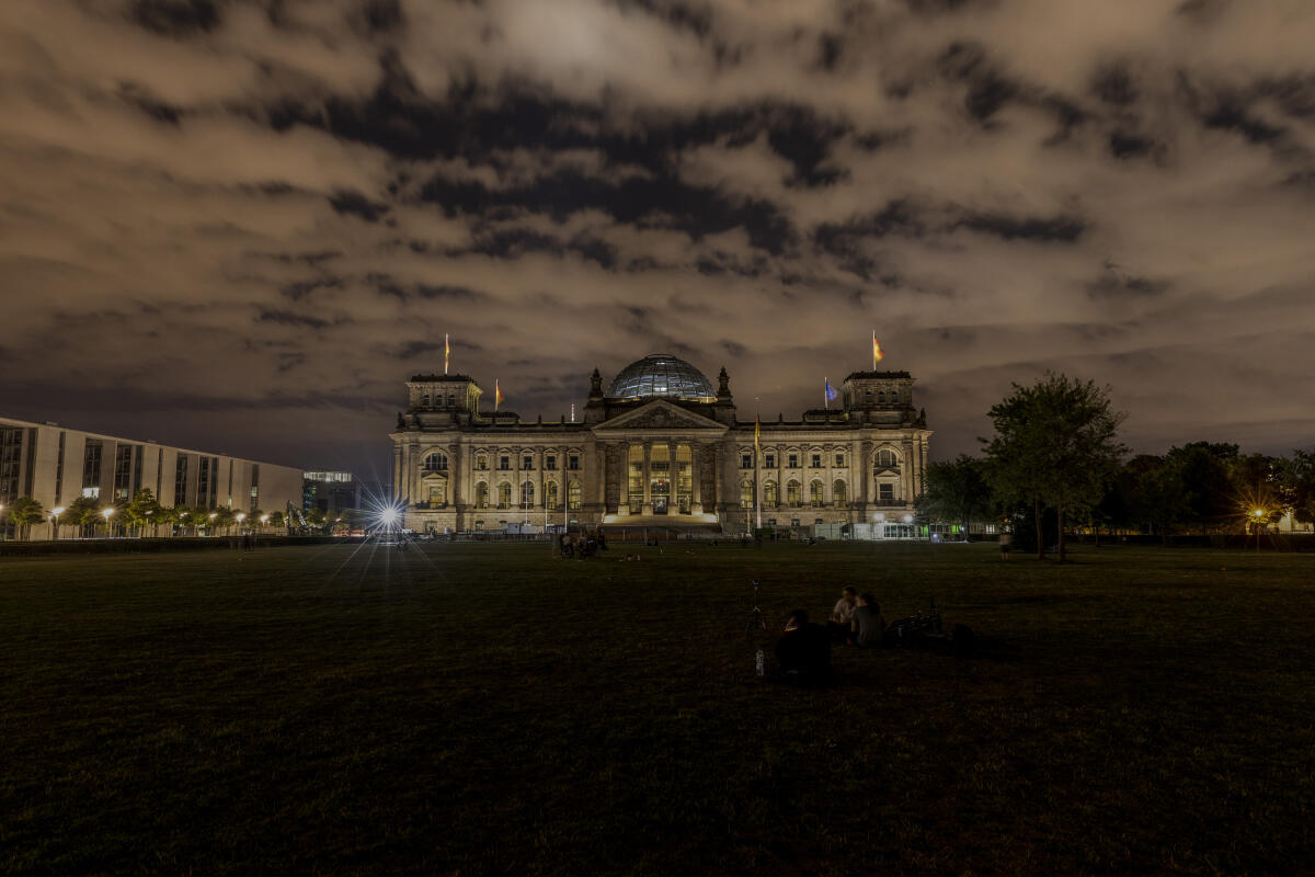  Außenansicht des Reichstagsgebäudes bei Nacht mit ausgeschalteter Kuppelbeleuchtung.