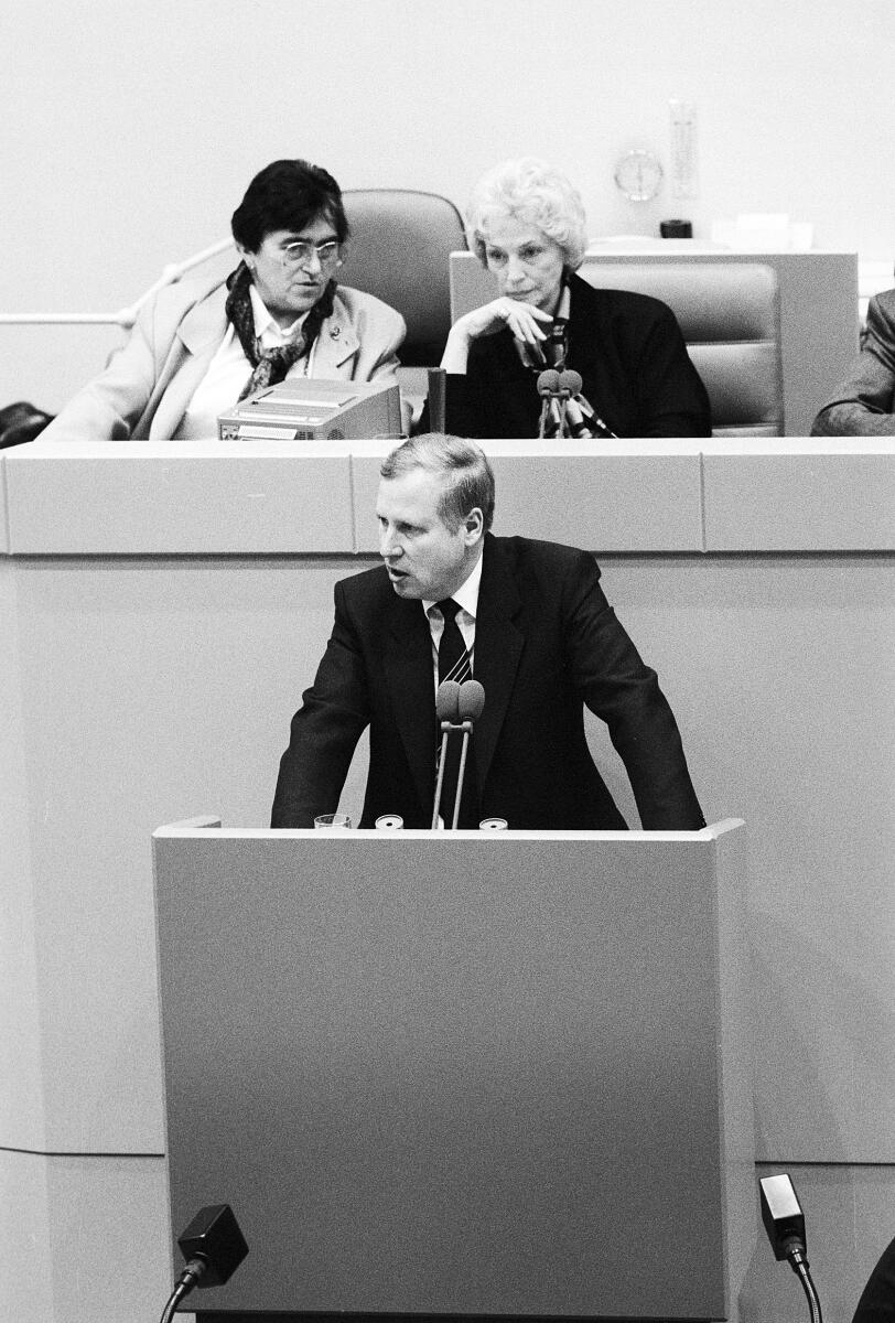 Dr. Eicke Götz, CDU/CSU, MdB, Rede im Deutschen Bundestag, Plenarsitzung Nr. 36, TOP 4: Gestaltung der technischen Entwicklung;Technikfolgenabschätzung und -bewertung; Im Hintergrund Bundestagsvizepräsidentin Annemarie Renger. Götz, Eicke Dr. Eicke Götz, CDU/CSU, MdB, Rede im Deutschen Bundestag, Plenarsitzung Nr. 36, TOP 4: Gestaltung der technischen Entwicklung;Technikfolgenabschätzung und -bewertung; Im Hintergrund Bundestagsvizepräsidentin Annemarie Renger.