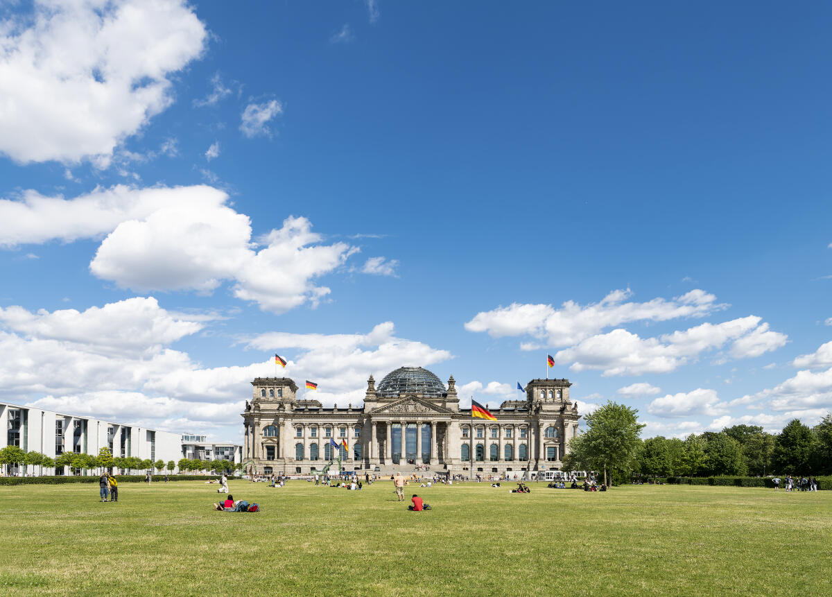 Menschen auf der Wiese vor dem Reichstagsgebäude, Sitz des Deutschen Bundestages/ dem Parlament der Bundesrepublik Deutschland Menschen auf der Wiese vor dem Reichstagsgebäude, Sitz des Deutschen Bundestages/ dem Parlament der Bundesrepublik Deutschland