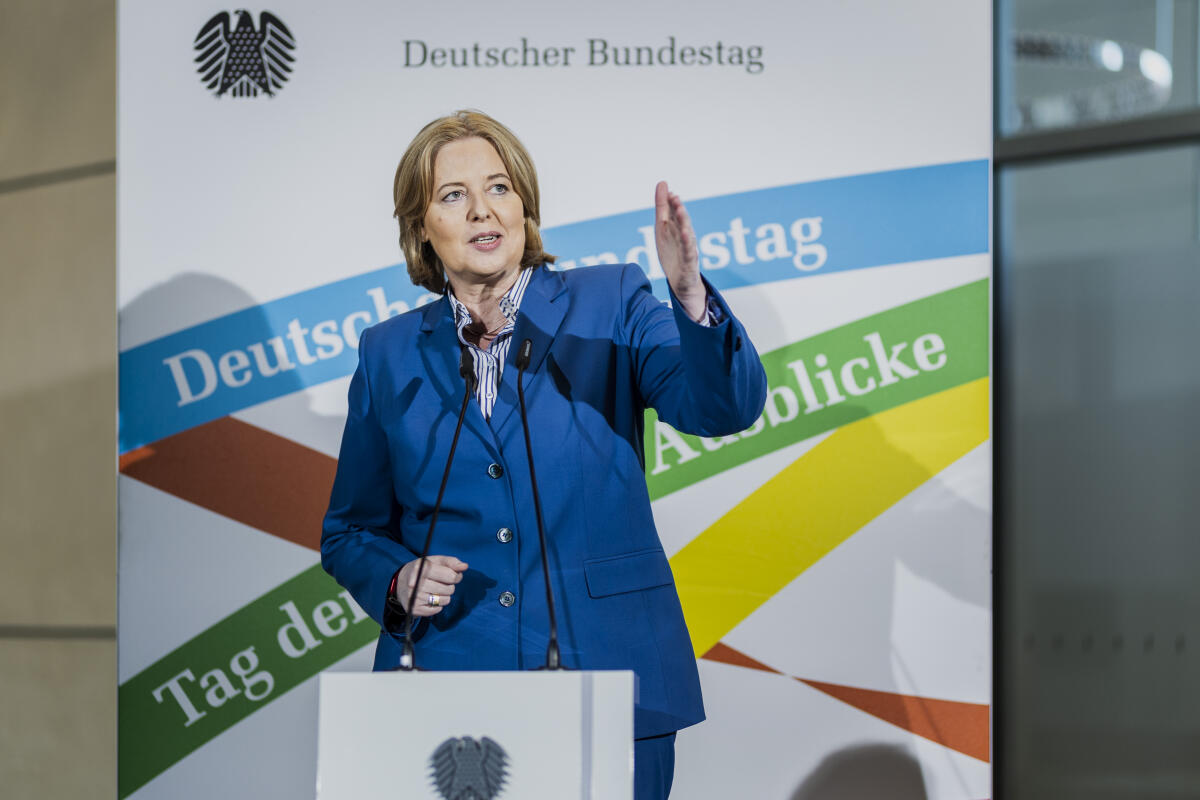 Bundestagspräsidentin Bärbel Bas (im Bild), SPD, MdB, eröffnet den 16. „Tag der Ein- und Ausblicke“ (TEA), dem Tag der offenen Tür des Deutschen Bundestages. Bas, Bärbel Bundestagspräsidentin Bärbel Bas (im Bild), SPD, MdB, eröffnet den 16. „Tag der Ein- und Ausblicke“ (TEA), dem Tag der offenen Tür des Deutschen Bundestages.
