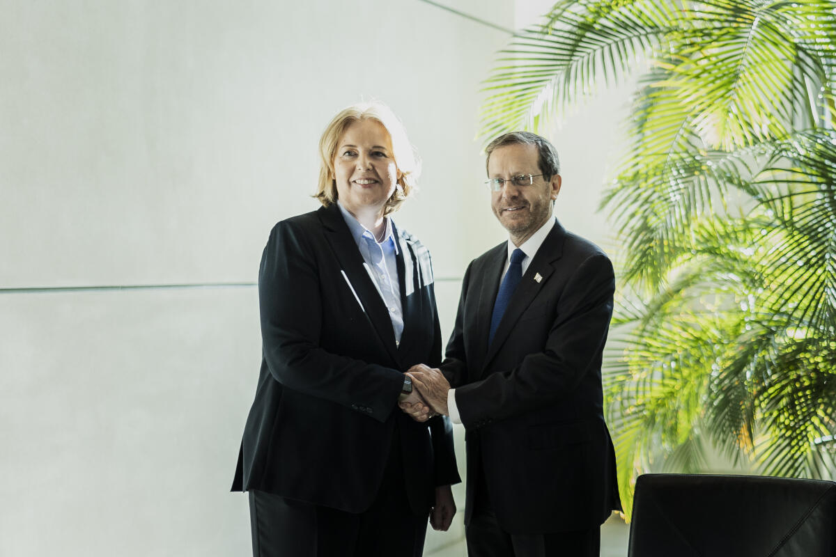 Bas, Bärbel; Herzog, Isaac Der Präsident des Staates Israel, Isaac Herzog (l), hält im Rahmen seines Staatsbesuchs in Deutschland eine Rede im Plenum. Hier mit Bundestagspräsidentin Bärbel Bas (r), SPD, MdB.; 