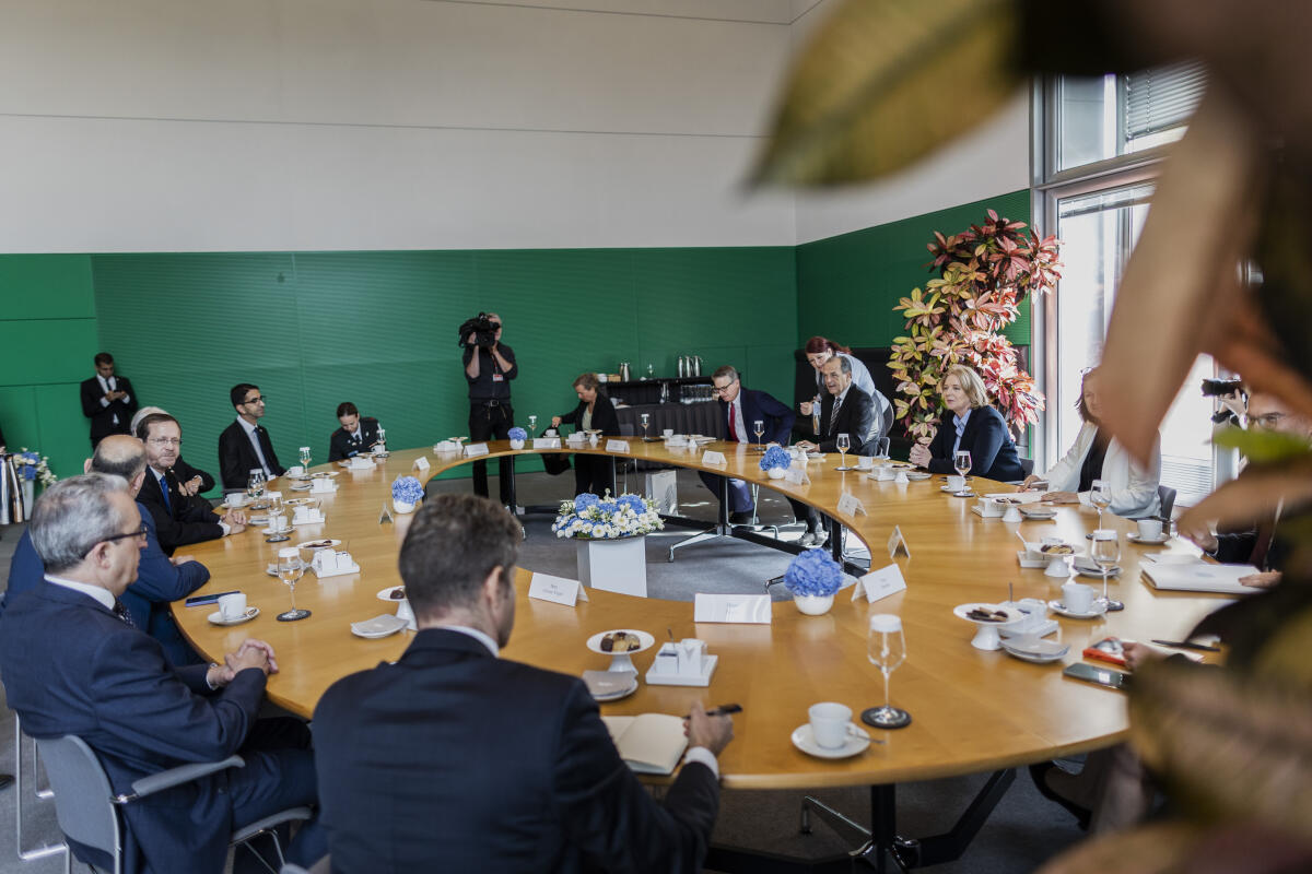 Der Präsident des Staates Israel, Isaac Herzog, hält im Rahmen seines Staatsbesuchs in Deutschland eine Rede im Plenum. Hier beim bilateralen Gespräch mit Bundestagspräsidentin Bärbel Bas, SPD, MdB. Blick in den Saal.; Der Präsident des Staates Israel, Isaac Herzog, hält im Rahmen seines Staatsbesuchs in Deutschland eine Rede im Plenum. Hier beim bilateralen Gespräch mit Bundestagspräsidentin Bärbel Bas, SPD, MdB. Blick in den Saal.;