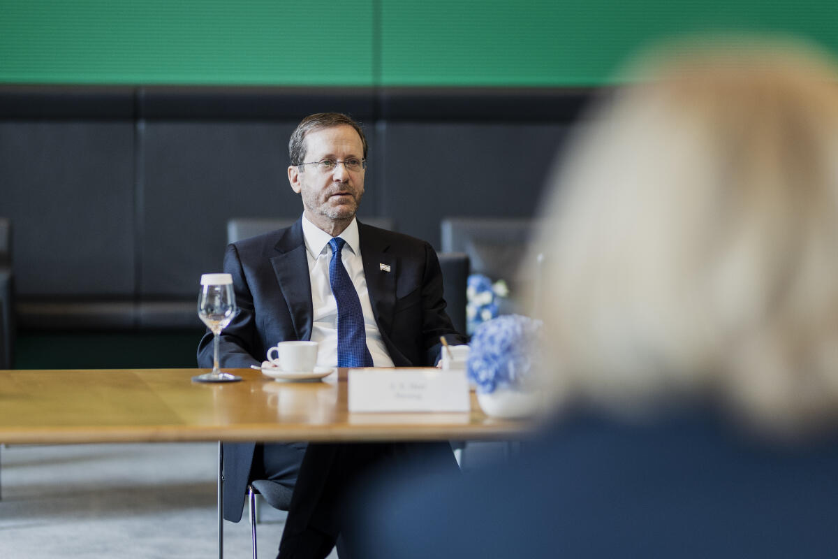 Der Präsident des Staates Israel, Isaac Herzog (im Bild), hält im Rahmen seines Staatsbesuchs in Deutschland eine Rede im Plenum. Hier beim bilateralen Gespräch mit Bundestagspräsidentin Bärbel Bas, SPD, MdB. Herzog, Isaac Der Präsident des Staates Israel, Isaac Herzog (im Bild), hält im Rahmen seines Staatsbesuchs in Deutschland eine Rede im Plenum. Hier beim bilateralen Gespräch mit Bundestagspräsidentin Bärbel Bas, SPD, MdB.