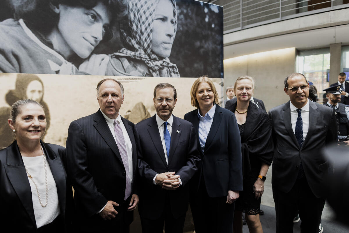 Der Präsident des Staates Israel, Isaac Herzog (3vl), hält im Rahmen seines Staatsbesuchs in Deutschland eine Rede im Plenum. Hier beim Besuch der Ausstellung "70 Jahre Luxemburger Abkommen" mit (vlnr) seiner Gattin Michal Herzog; Greg Schneider, Executive Vice President of Jewish Claims Conference (JCC); Bundestagspräsidentin Bärbel Bas, SPD, MdB; Prof. Dr. Luise Hölscher, Staatssekretärin im Bundesministerium der Finanzen, und Rüdiger Mahlo, Deutschland-Repräsentant der JCC. Bas, Bärbel; Herzog, Isaac Der Präsident des Staates Israel, Isaac Herzog (3vl), hält im Rahmen seines Staatsbesuchs in Deutschland eine Rede im Plenum. Hier beim Besuch der Ausstellung "70 Jahre Luxemburger Abkommen" mit (vlnr) seiner Gattin Michal Herzog; Greg Schneider, Executive Vice President of Jewish Claims Conference (JCC); Bundestagspräsidentin Bärbel Bas, SPD, MdB; Prof. Dr. Luise Hölscher, Staatssekretärin im Bundesministerium der Finanzen, und Rüdiger Mahlo, Deutschland-Repräsentant der JCC.