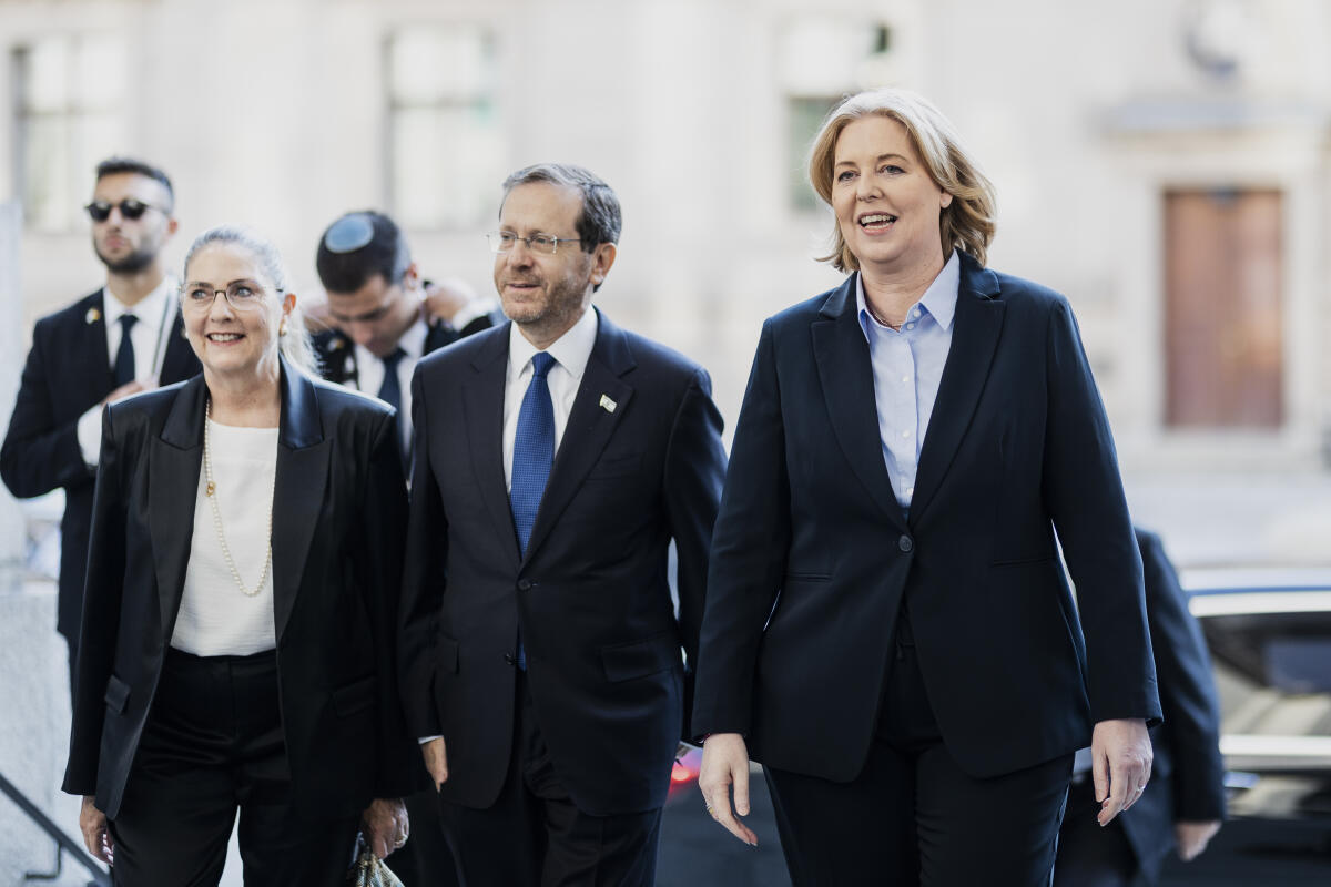Der Präsident des Staates Israel, Isaac Herzog (m), hält im Rahmen seines Staatsbesuchs in Deutschland eine Rede im Plenum. Hier beim der Begrüßung von Bundestagspräsidentin Bärbel Bas (r), SPD, MdB, mit seiner Gattin Michal Herzog (l). Bas, Bärbel; Herzog, Isaac Der Präsident des Staates Israel, Isaac Herzog (m), hält im Rahmen seines Staatsbesuchs in Deutschland eine Rede im Plenum. Hier beim der Begrüßung von Bundestagspräsidentin Bärbel Bas (r), SPD, MdB, mit seiner Gattin Michal Herzog (l).