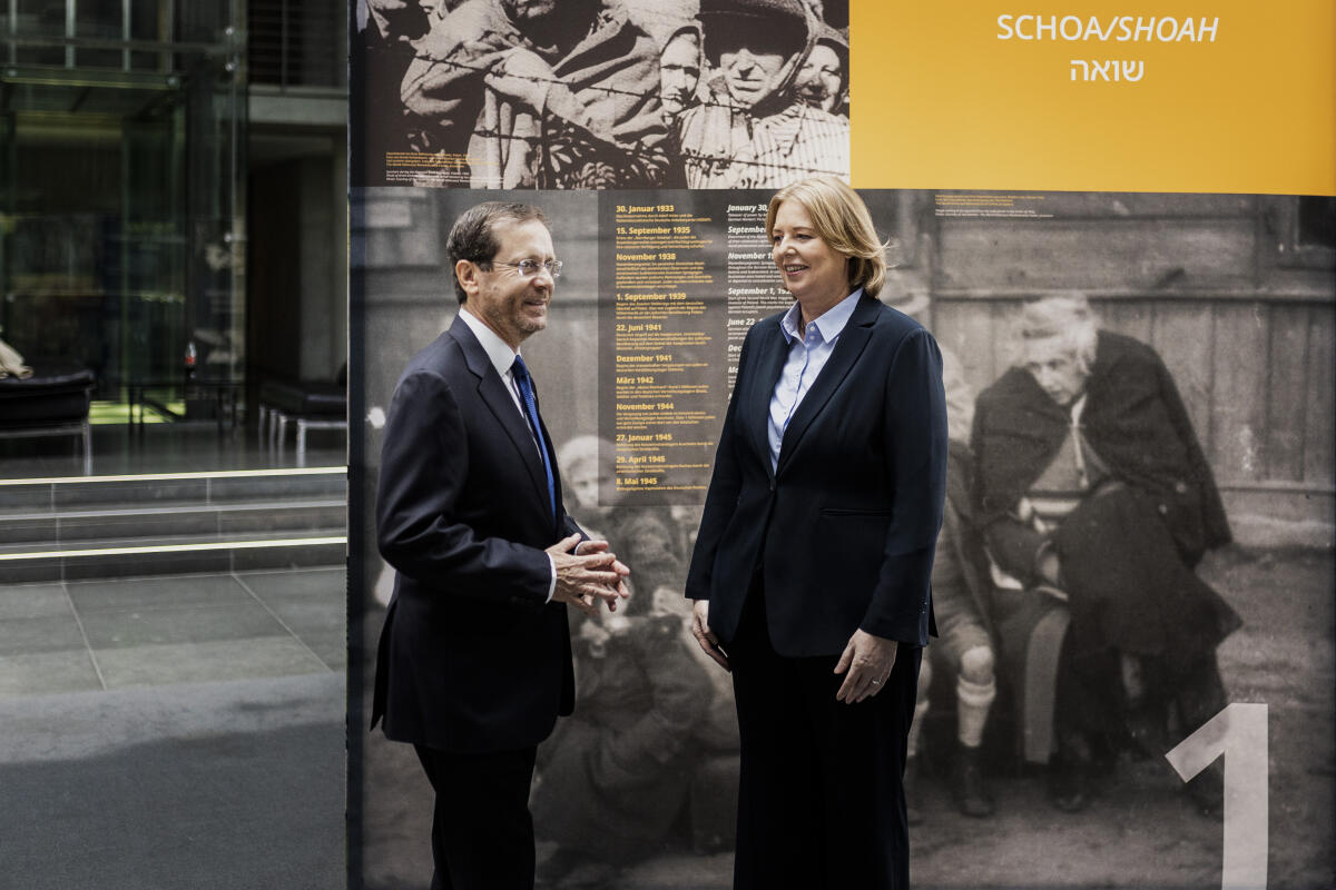 Bas, Bärbel; Herzog, Isaac Der Präsident des Staates Israel, Isaac Herzog (l), hält im Rahmen seines Staatsbesuchs in Deutschland eine Rede im Plenum. Hier beim Besuch der Ausstellung "70 Jahre Luxemburger Abkommen" mit Bundestagspräsidentin Bärbel Bas (r), SPD, MdB.