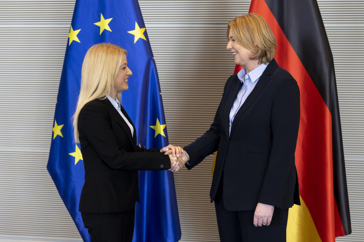 Bundestagspräsidentin Bärbel Bas (r), SPD, MdB, empfängt die Parlamentspräsidentin der Republik Zypern, Annita Demetriou (l), zu einem Gespräch. Bas, Bärbel Bundestagspräsidentin Bärbel Bas (r), SPD, MdB, empfängt die Parlamentspräsidentin der Republik Zypern, Annita Demetriou (l), zu einem Gespräch.