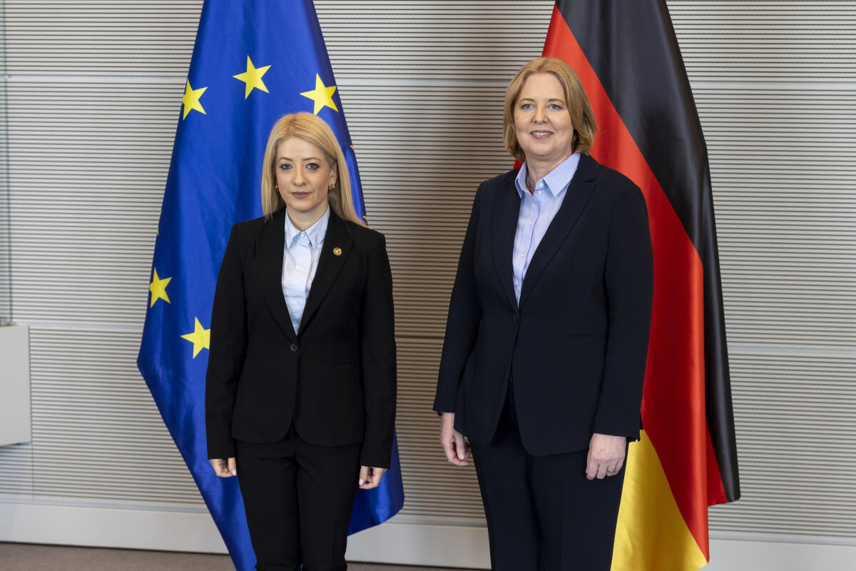 Bundestagspräsidentin Bärbel Bas (r), SPD, MdB, empfängt die Parlamentspräsidentin der Republik Zypern, Annita Demetriou (l), zu einem Gespräch. Bas, Bärbel Bundestagspräsidentin Bärbel Bas (r), SPD, MdB, empfängt die Parlamentspräsidentin der Republik Zypern, Annita Demetriou (l), zu einem Gespräch.