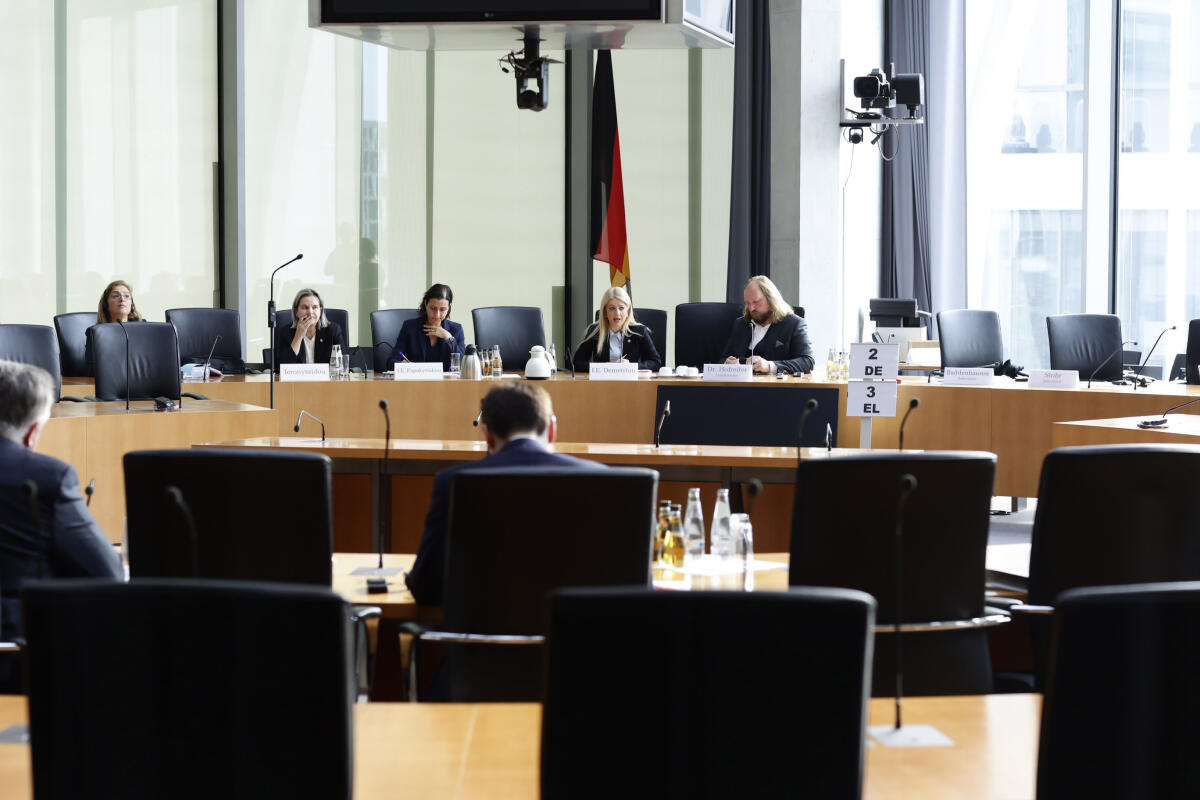 Die Parlamentspräsidentin der Republik Zypern, Annita Demetriou, zu Gast im Ausschuss für die Angelegenheiten der Europäischen Union unter Leitung des Vorsitzenden Dr. Anton Hofreiter, Bündnis 90/Die Grünen, MdB. Blick in den Saal. Die Parlamentspräsidentin der Republik Zypern, Annita Demetriou, zu Gast im Ausschuss für die Angelegenheiten der Europäischen Union unter Leitung des Vorsitzenden Dr. Anton Hofreiter, Bündnis 90/Die Grünen, MdB. Blick in den Saal.