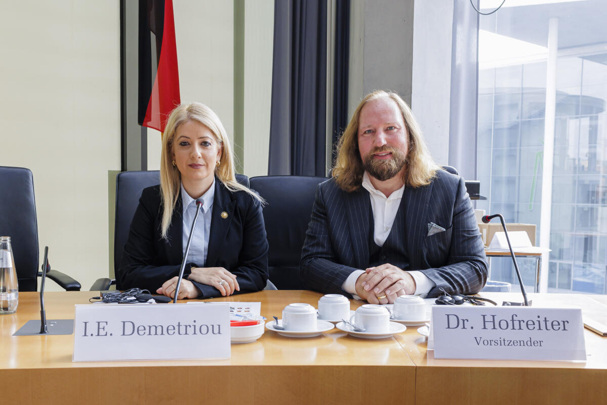 Die Parlamentspräsidentin der Republik Zypern, Annita Demetriou (l), zu Gast im Ausschuss für die Angelegenheiten der Europäischen Union unter Leitung des Vorsitzenden Dr. Anton Hofreiter (r), Bündnis 90/Die Grünen, MdB. Hofreiter, Anton Die Parlamentspräsidentin der Republik Zypern, Annita Demetriou (l), zu Gast im Ausschuss für die Angelegenheiten der Europäischen Union unter Leitung des Vorsitzenden Dr. Anton Hofreiter (r), Bündnis 90/Die Grünen, MdB.