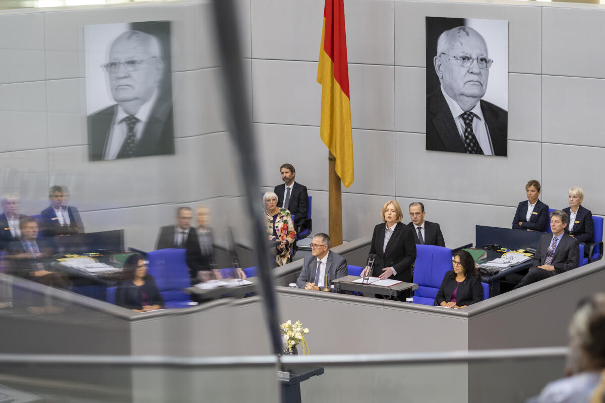 Bärbel Bas (SPD), Bundestagspräsidentin, würdigte den verstorbenen Friedensnobelpreisträger und früheren sowjetischen Präsidenten Michail Gorbatschow.; Der Bundestag hat am Mittwoch, 7. September 2022, dem früheren sowjetischen Präsidenten Michail Gorbatschow gedacht und sich zu einer Schweigeminute erhoben.; Berlin, 07.09.2022. Bas, Bärbel; Gorbatschow, Michail Bärbel Bas (SPD), Bundestagspräsidentin, würdigte den verstorbenen Friedensnobelpreisträger und früheren sowjetischen Präsidenten Michail Gorbatschow.; Der Bundestag hat am Mittwoch, 7. September 2022, dem früheren sowjetischen Präsidenten Michail Gorbatschow gedacht und sich zu einer Schweigeminute erhoben.; Berlin, 07.09.2022.