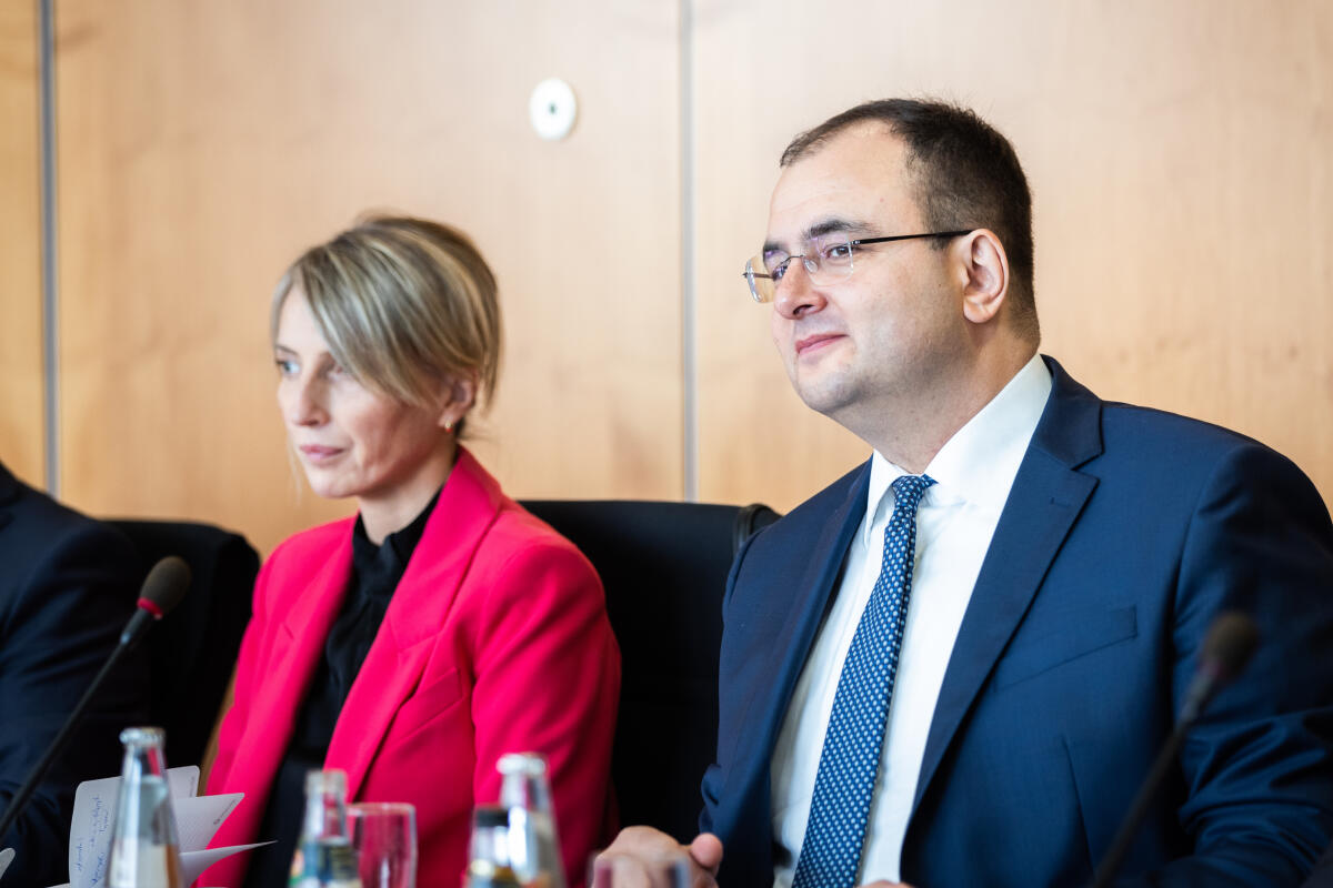  Der Justizminister von Georgien Rati Bregadze (r) zu Gast im Rechtsausschuss. Hier mit der ersten stellvertretenden Ministern Tamar Tkeshelashvili (l).