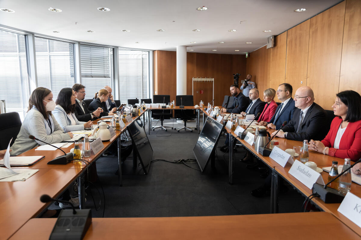  Der Justizminister von Georgien Rati Bregadze, die erste Stellvertretende Ministerin Tamar Tkeshelashvili sowie die stellvertretenden Minister Beka Dzamashvili und Buba Lomuashvili mit dem Botschafter von Georgien, Levan Izorian, zu Gast im Rechtsausschuss unter Leitung der Vorsitzenden Elisabeth Winkelmeier-Becker, CDU/CSU, MdB. Blick in den Raum.