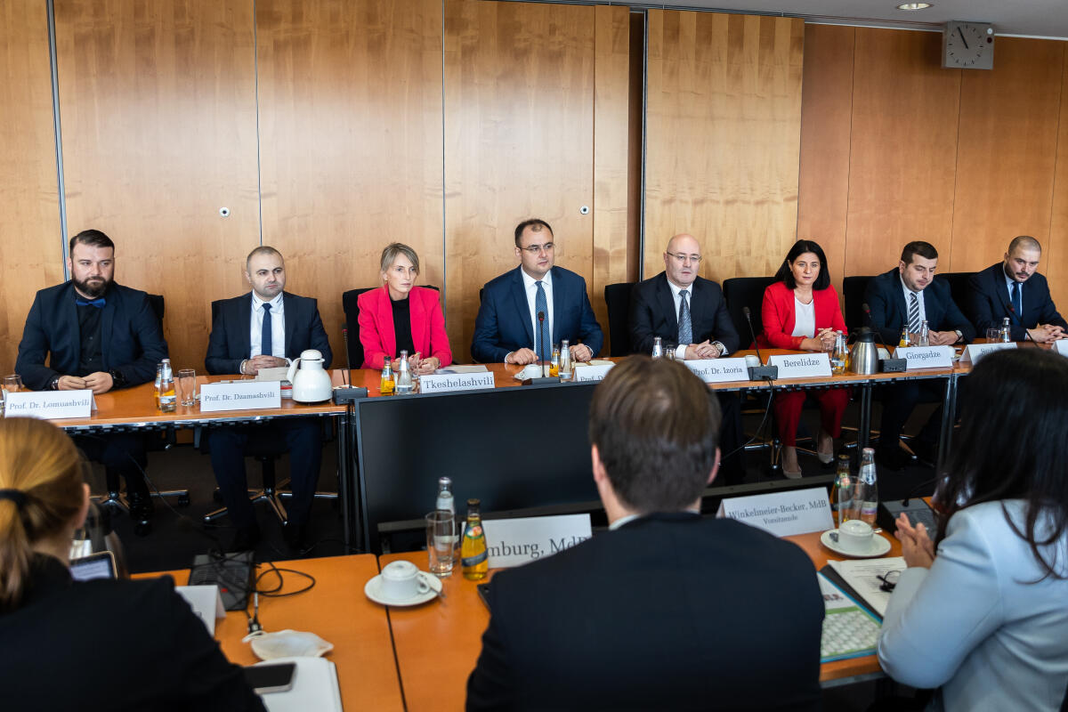 Der Justizminister von Georgien Rati Bregadze (4vl), die erste Stellvertretende Ministerin Tamar Tkeshelashvili (3vl) sowie die stellvertretenden Minister Beka Dzamashvili (2vl) und Buba Lomuashvili (l) mit dem Botschafter von Georgien, Levan Izorian (4vr), zu Gast im Rechtsausschuss unter Leitung der Vorsitzenden Elisabeth Winkelmeier-Becker, CDU/CSU, MdB. Der Justizminister von Georgien Rati Bregadze (4vl), die erste Stellvertretende Ministerin Tamar Tkeshelashvili (3vl) sowie die stellvertretenden Minister Beka Dzamashvili (2vl) und Buba Lomuashvili (l) mit dem Botschafter von Georgien, Levan Izorian (4vr), zu Gast im Rechtsausschuss unter Leitung der Vorsitzenden Elisabeth Winkelmeier-Becker, CDU/CSU, MdB.