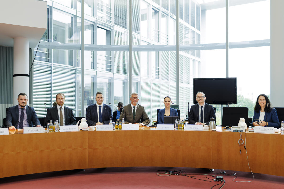 Der Justizminister der Ukraine, Denys Maliuska (2vr), seine stellvertretende Ministerin, Iryna Mudra (3vr) und der Botschafter der Ukraine in Deutschland, Andrij Melnyk, zu Gast im Rechtsausschuss unter Leitung der Vorsitzenden Elisabeth Winkelmeier-Becker (r), CDU/CSU, MdB. Hier (vlnr) mit Yaroslav Novosolov, Leiter Protokollabteilung des Justizministers, Maksym Yemelianov, Gesandter der ukrainischen Botschaft und Markiyan Kliuchkovskyi, Berater des Präsidialamtes der Ukraine. Winkelmeier-Becker, Elisabeth Der Justizminister der Ukraine, Denys Maliuska (2vr), seine stellvertretende Ministerin, Iryna Mudra (3vr) und der Botschafter der Ukraine in Deutschland, Andrij Melnyk, zu Gast im Rechtsausschuss unter Leitung der Vorsitzenden Elisabeth Winkelmeier-Becker (r), CDU/CSU, MdB. Hier (vlnr) mit Yaroslav Novosolov, Leiter Protokollabteilung des Justizministers, Maksym Yemelianov, Gesandter der ukrainischen Botschaft und Markiyan Kliuchkovskyi, Berater des Präsidialamtes der Ukraine.