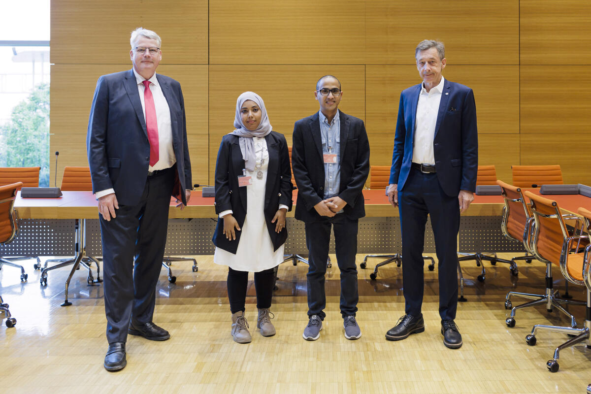 Noria Al-Hossini und Osamah Alfakih, Delegierte der Menschenrechtsorganisation "Mwatana for Human Rights" aus dem Jemen und Preisträger des Aachener Friedenspreises 2022, zu Gast im Ausschuss für wirtschaftliche Zusammenarbeit und Entwicklung. Hier mit dem stellvertretenden Ausschussvorsitzenden Dr. Christoph Hoffmann (r), FDP, MdB, und Knut Gerschau (l), FDP, MdB. Hoffmann, Christoph; Gerschau, Knut Noria Al-Hossini und Osamah Alfakih, Delegierte der Menschenrechtsorganisation "Mwatana for Human Rights" aus dem Jemen und Preisträger des Aachener Friedenspreises 2022, zu Gast im Ausschuss für wirtschaftliche Zusammenarbeit und Entwicklung. Hier mit dem stellvertretenden Ausschussvorsitzenden Dr. Christoph Hoffmann (r), FDP, MdB, und Knut Gerschau (l), FDP, MdB.