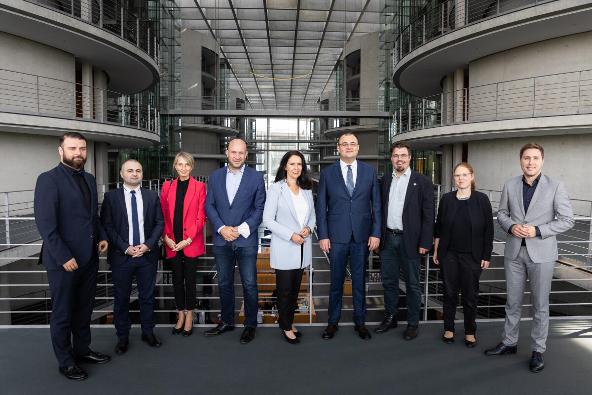 Limbacher, Esra; Winkelmeier-Becker, Elisabeth; Jung, Ingmar; Helling-Plahr, Katrin; Limburg, Helge Der Justizminister von Georgien Rati Bregadze (4vr), die erste Stellvertretende Ministerin Tamar Tkeshelashvili (3vl) sowie die stellvertretenden Minister Buba Lomuashvili (2vl) und Beka Dzamashvili (l) zu Gast im Rechtsausschuss. Hier mit der Ausschussvorsitzenden Elisabeth Winkelmeier-Becker (m), CDU/CSU, MdB; Ingmar Jung (4vl), CDU/CSU, MdB; Helge Limburg (3vr), Bündnis 90/Die Grünen, MdB; Katrin Helling-Plahr, FDP, MdB; und Esra Limbacher (r), SPD, MdB.; 