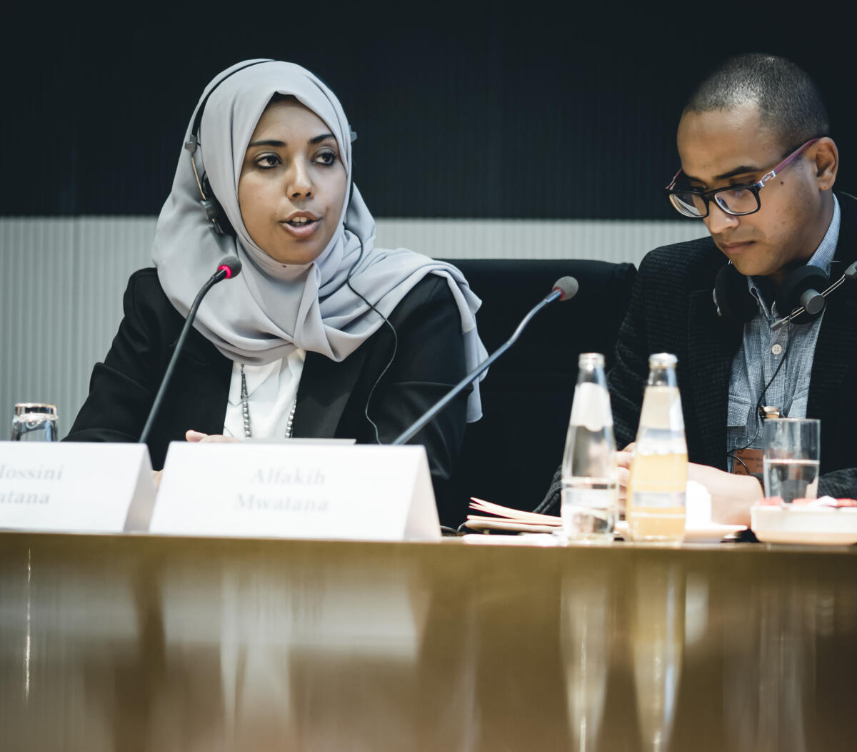  Noria Al-Hossini (l) und Osamah Alfakih (r), Delegierte der Menschenrechtsorganisation "Mwatana for Human Rights" aus dem Jemen und Preisträger des Aachener Friedenspreises 2022, zu Gast im Verteidigungsausschuss.