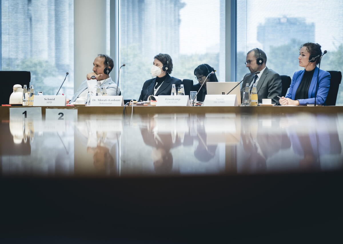 Röwekamp, Thomas; Schmid, Christoph; Nastic, Zaklin Noria Al-Hossini und Osamah Alfakih, Delegierte der Menschenrechtsorganisation "Mwatana for Human Rights" aus dem Jemen und Preisträger des Aachener Friedenspreises 2022, zu Gast im Verteidigungsauschuss. Hier Christoph Schmid (l), SPD, MdB, Thomas Röwekamp (2vr), CDU/CSU, MdB, und Zaklin Nastic (r), Die Linke., MdB.