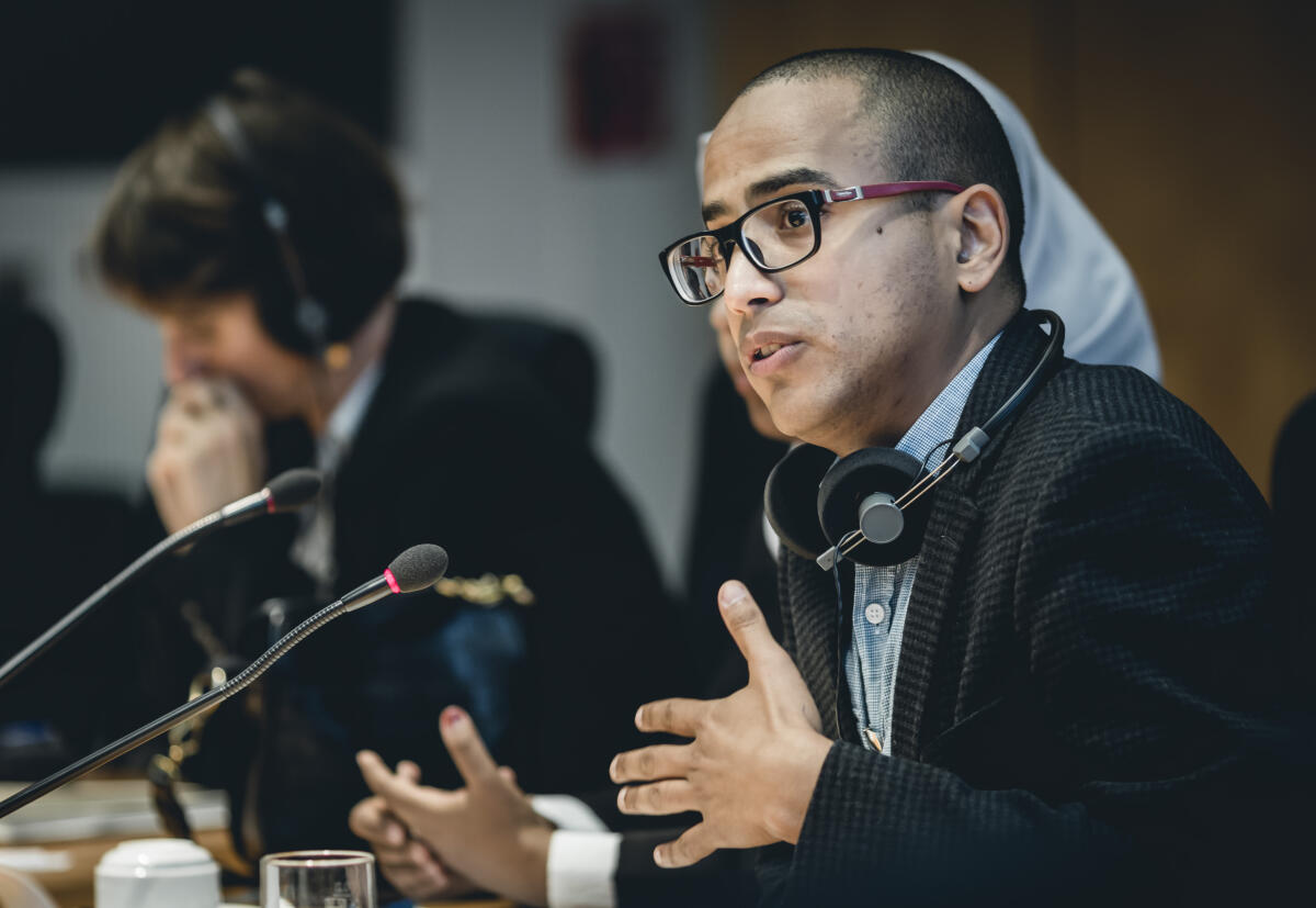  Noria Al-Hossini und Osamah Alfakih (im Bild), Delegierte der Menschenrechtsorganisation "Mwatana for Human Rights" aus dem Jemen und Preisträger des Aachener Friedenspreises 2022, zu Gast im Verteidigungsausschuss.
