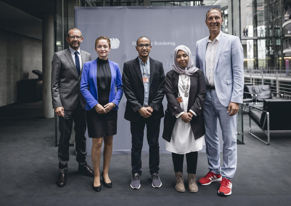 Röwekamp, Thomas; Schmid, Christoph; Nastic, Zaklin Noria Al-Hossini (2vr) und Osamah Alfakih (m), Delegierte der Menschenrechtsorganisation "Mwatana for Human Rights" aus dem Jemen und Preisträger des Aachener Friedenspreises 2022, zu Gast im Verteidiungsauschuss. Hier mit Thomas Röwekamp (l), CDU/CSU, MdB, Zaklin Nastic (2vl), Die Linke., MdB, und Christoph Schmid (r), SPD, MdB.