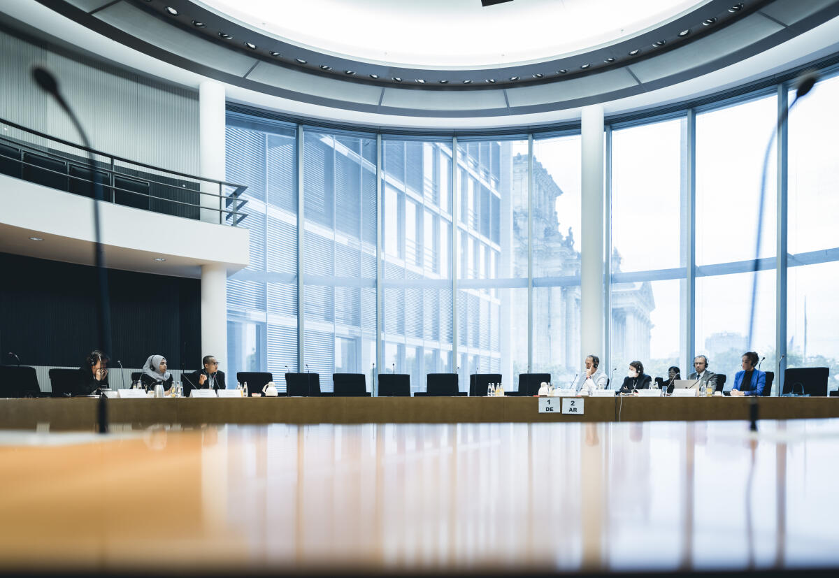  Noria Al-Hossini und Osamah Alfakih, Delegierte der Menschenrechtsorganisation "Mwatana for Human Rights" aus dem Jemen und Preisträger des Aachener Friedenspreises 2022, zu Gast im Verteidigungsausschuss. Blick in den Saal.