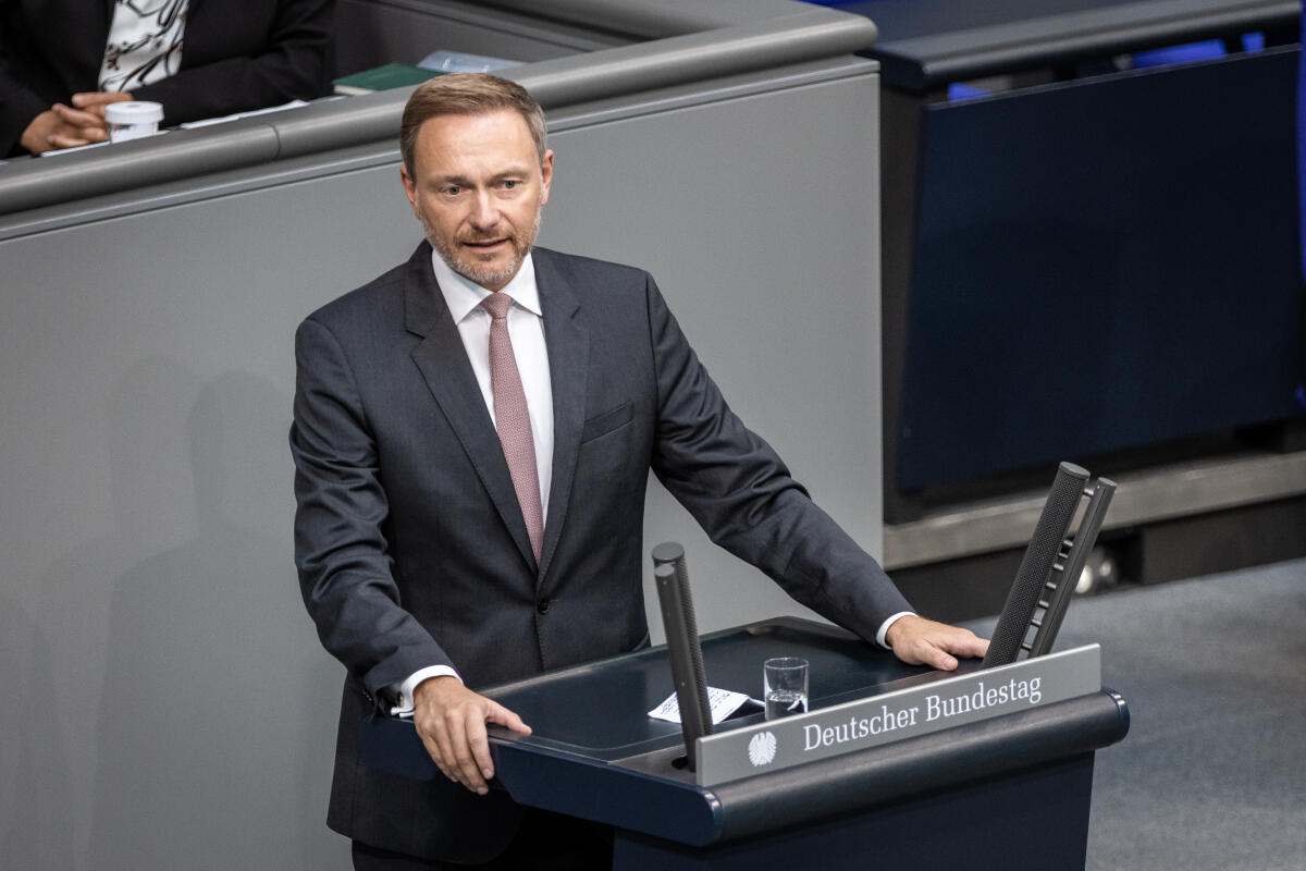 Christian Lindner, FDP, MdB, hält eine Rede zu TOP 1 Epl. 8 „Finanzen“ im Plenum. Lindner, Christian Christian Lindner, FDP, MdB, hält eine Rede zu TOP 1 Epl. 8 „Finanzen“ im Plenum.