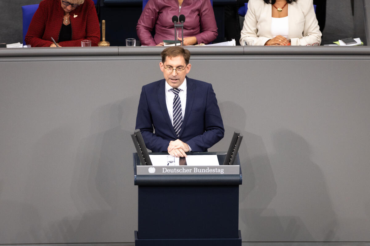 Dr. Thorsten Lieb, FDP, MdB, hält eine Rede zu TOP 1 Epl. 17 „Justiz“ im Plenum. Lieb, Thorsten Dr. Thorsten Lieb, FDP, MdB, hält eine Rede zu TOP 1 Epl. 17 „Justiz“ im Plenum.