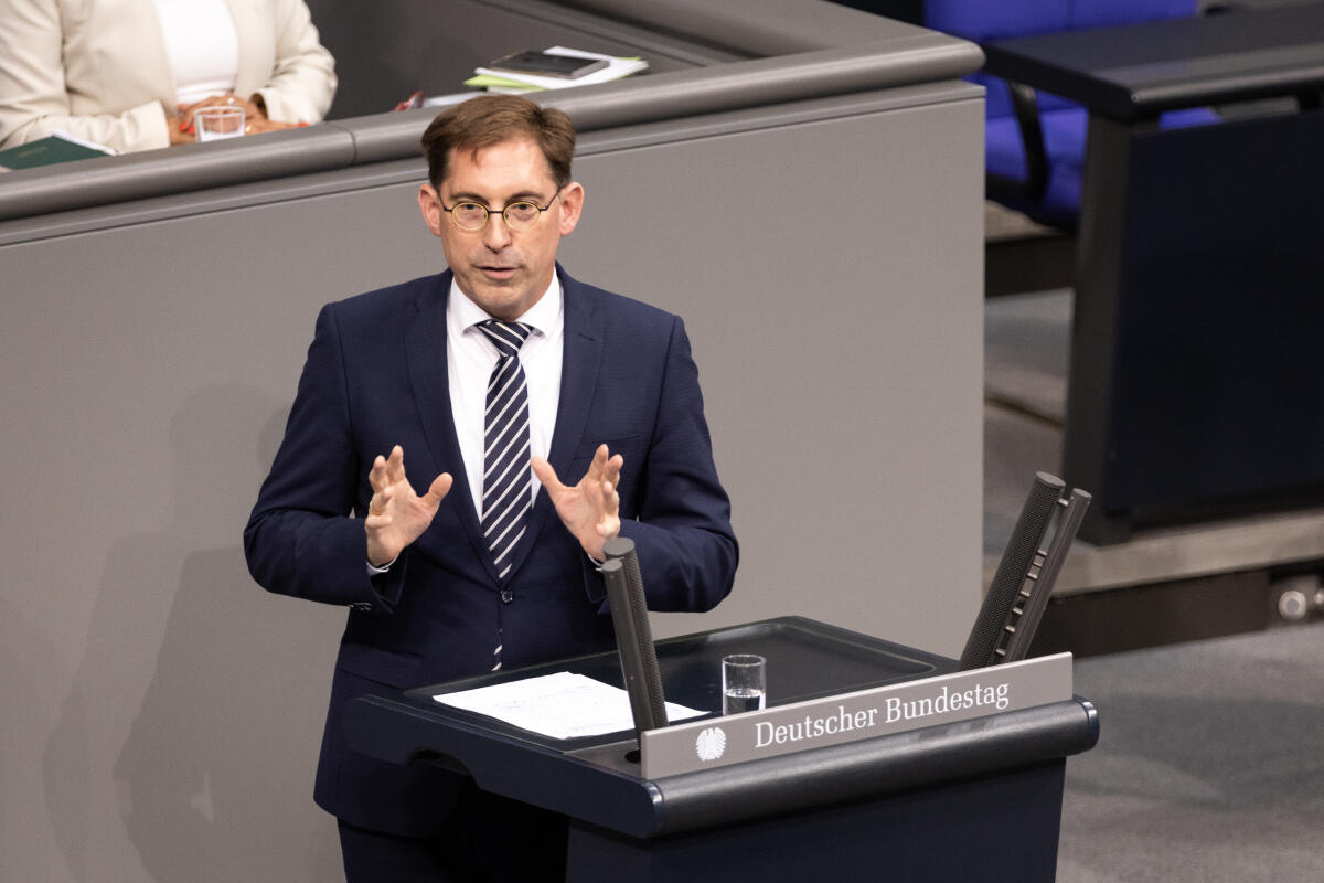Lieb, Thorsten Dr. Thorsten Lieb, FDP, MdB, hält eine Rede zu TOP 1 Epl. 17 „Justiz“ im Plenum.