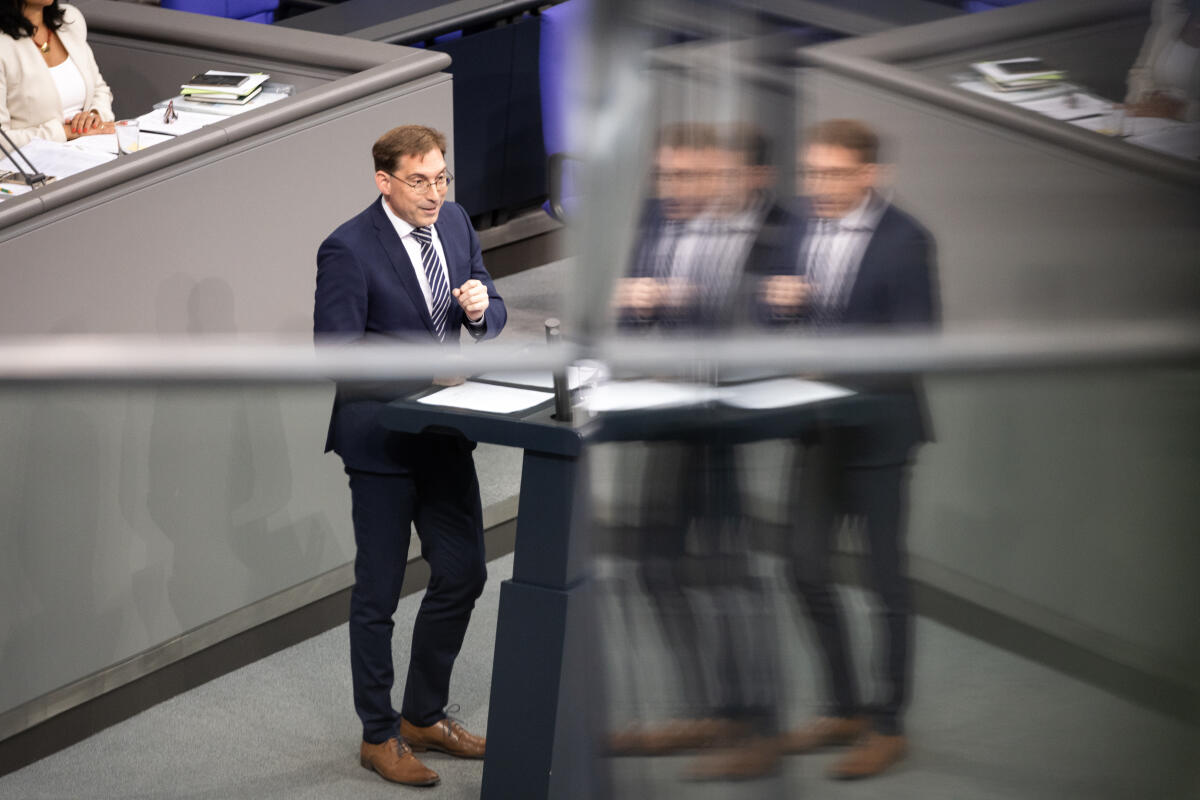 Dr. Thorsten Lieb, FDP, MdB, hält eine Rede zu TOP 1 Epl. 17 „Justiz“ im Plenum. Lieb, Thorsten Dr. Thorsten Lieb, FDP, MdB, hält eine Rede zu TOP 1 Epl. 17 „Justiz“ im Plenum.