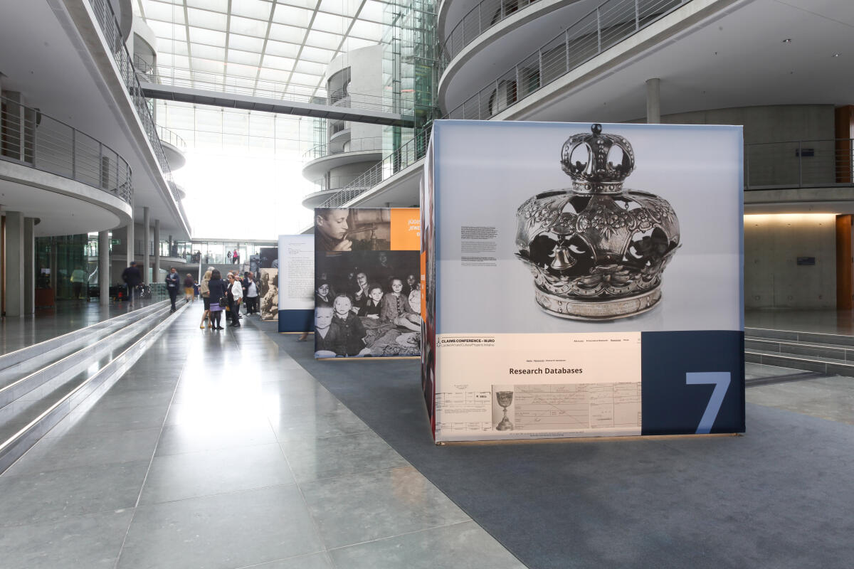  Dokumentation der Ausstellung anlässlich 70 Jahre Luxemburger Abkommen zur Wiedergutmachung nationalsozialistischen Unrechts. Blick auf die Ausstellungsexponate in der Halle des Paul-Läbe-Hauses.; Das von der Bundesrepublik Deutschland, dem Staat Israel und der Jewish Claims Conference 1952 geschlossene Übereinkommen bildet die Grundlage für die Entschädigung jüdischer Opfer nationalsozialistischer Verfolgung durch die Bundesrepublik Deutschland.; Die Ausstellung „70 Jahre Luxemburger Abkommen“ kann vom 6. September 2022 bis zum 5. Oktober 2022 im Paul-Löbe-Haus nach vorheriger Anmeldung besichtigt werden.; 