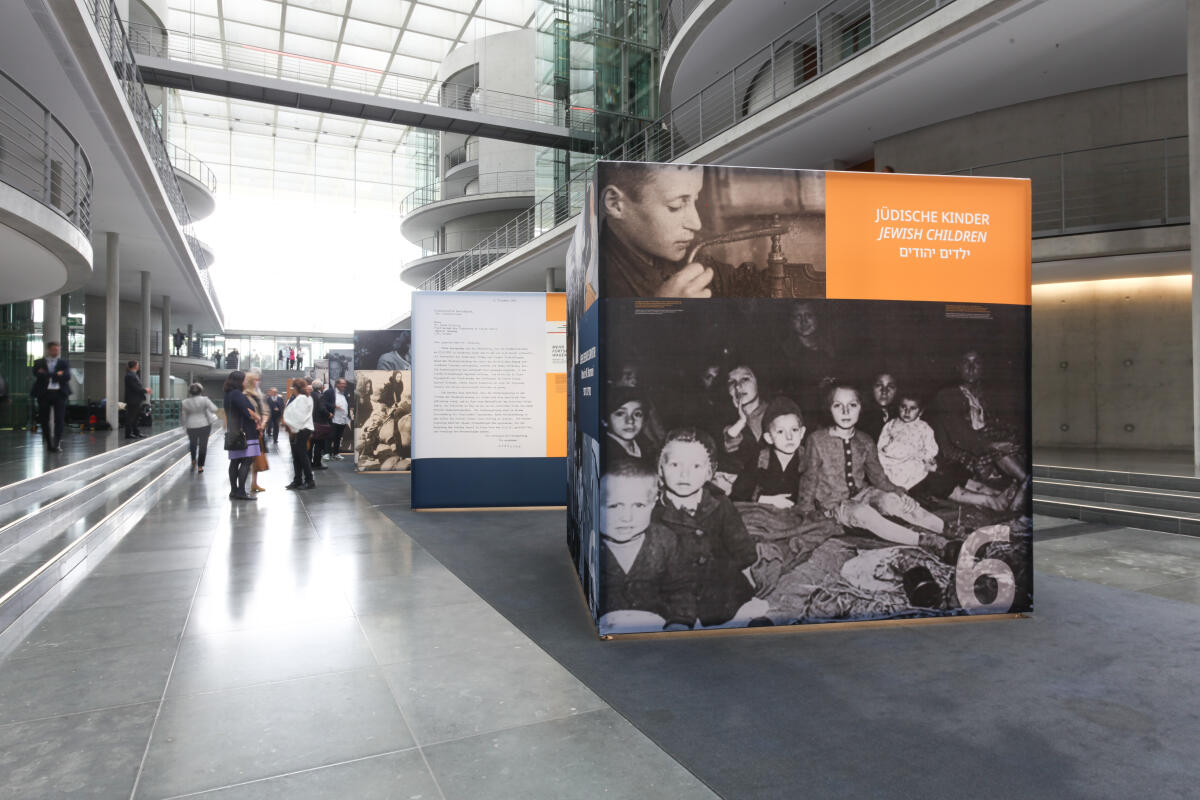  Dokumentation der Ausstellung anlässlich 70 Jahre Luxemburger Abkommen zur Wiedergutmachung nationalsozialistischen Unrechts. Blick auf die Ausstellungsexponate in der Halle des Paul-Läbe-Hauses.; Das von der Bundesrepublik Deutschland, dem Staat Israel und der Jewish Claims Conference 1952 geschlossene Übereinkommen bildet die Grundlage für die Entschädigung jüdischer Opfer nationalsozialistischer Verfolgung durch die Bundesrepublik Deutschland.; Die Ausstellung „70 Jahre Luxemburger Abkommen“ kann vom 6. September 2022 bis zum 5. Oktober 2022 im Paul-Löbe-Haus nach vorheriger Anmeldung besichtigt werden.; 