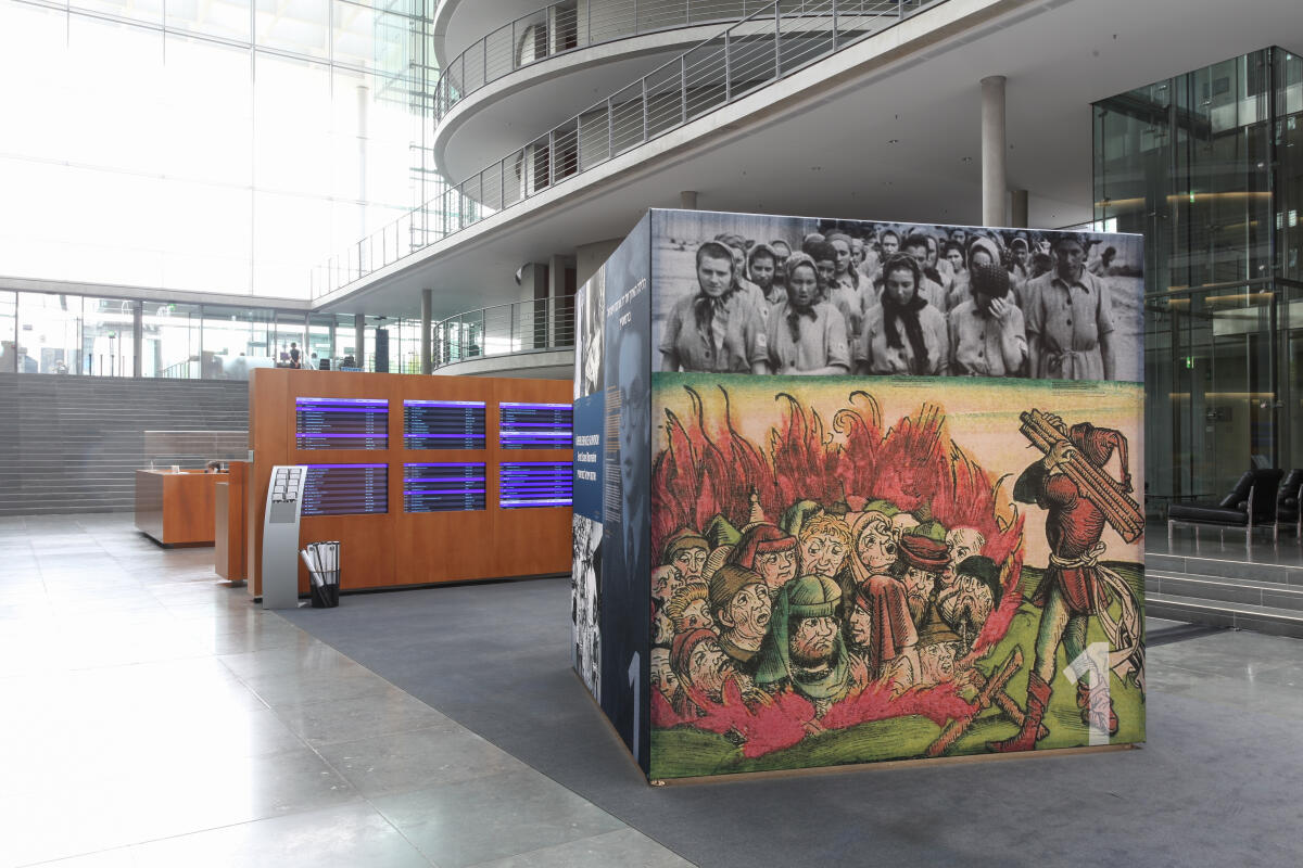  Dokumentation der Ausstellung anlässlich 70 Jahre Luxemburger Abkommen zur Wiedergutmachung nationalsozialistischen Unrechts. Blick auf die Ausstellungsexponate in der Halle des Paul-Läbe-Hauses.; Das von der Bundesrepublik Deutschland, dem Staat Israel und der Jewish Claims Conference 1952 geschlossene Übereinkommen bildet die Grundlage für die Entschädigung jüdischer Opfer nationalsozialistischer Verfolgung durch die Bundesrepublik Deutschland.; Die Ausstellung „70 Jahre Luxemburger Abkommen“ kann vom 6. September 2022 bis zum 5. Oktober 2022 im Paul-Löbe-Haus nach vorheriger Anmeldung besichtigt werden.; 