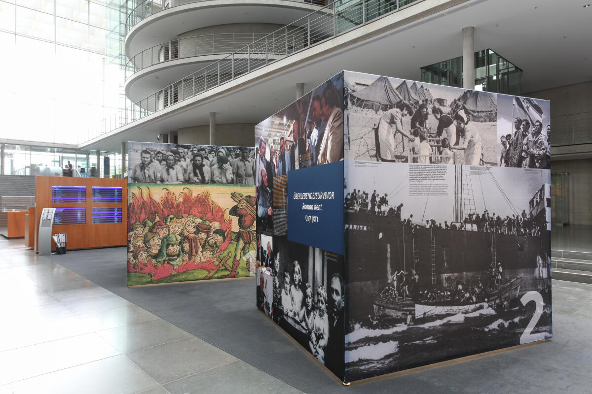  Dokumentation der Ausstellung anlässlich 70 Jahre Luxemburger Abkommen zur Wiedergutmachung nationalsozialistischen Unrechts. Blick auf die Ausstellungsexponate in der Halle des Paul-Läbe-Hauses.; Das von der Bundesrepublik Deutschland, dem Staat Israel und der Jewish Claims Conference 1952 geschlossene Übereinkommen bildet die Grundlage für die Entschädigung jüdischer Opfer nationalsozialistischer Verfolgung durch die Bundesrepublik Deutschland.; Die Ausstellung „70 Jahre Luxemburger Abkommen“ kann vom 6. September 2022 bis zum 5. Oktober 2022 im Paul-Löbe-Haus nach vorheriger Anmeldung besichtigt werden.; 