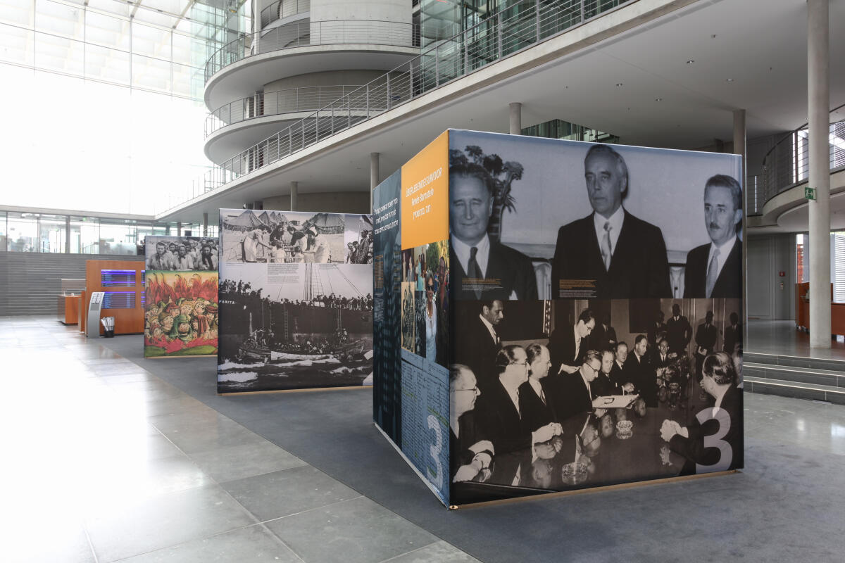  Dokumentation der Ausstellung anlässlich 70 Jahre Luxemburger Abkommen zur Wiedergutmachung nationalsozialistischen Unrechts. Blick auf die Ausstellungsexponate in der Halle des Paul-Läbe-Hauses.; Das von der Bundesrepublik Deutschland, dem Staat Israel und der Jewish Claims Conference 1952 geschlossene Übereinkommen bildet die Grundlage für die Entschädigung jüdischer Opfer nationalsozialistischer Verfolgung durch die Bundesrepublik Deutschland.; Die Ausstellung „70 Jahre Luxemburger Abkommen“ kann vom 6. September 2022 bis zum 5. Oktober 2022 im Paul-Löbe-Haus nach vorheriger Anmeldung besichtigt werden.; 