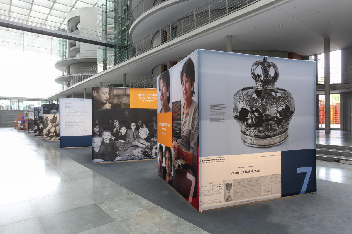  Dokumentation der Ausstellung anlässlich 70 Jahre Luxemburger Abkommen zur Wiedergutmachung nationalsozialistischen Unrechts. Blick auf die Ausstellungsexponate in der Halle des Paul-Läbe-Hauses.; Das von der Bundesrepublik Deutschland, dem Staat Israel und der Jewish Claims Conference 1952 geschlossene Übereinkommen bildet die Grundlage für die Entschädigung jüdischer Opfer nationalsozialistischer Verfolgung durch die Bundesrepublik Deutschland.; Die Ausstellung „70 Jahre Luxemburger Abkommen“ kann vom 6. September 2022 bis zum 5. Oktober 2022 im Paul-Löbe-Haus nach vorheriger Anmeldung besichtigt werden.; 