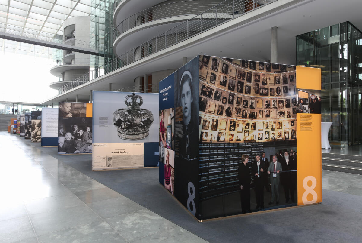  Dokumentation der Ausstellung anlässlich 70 Jahre Luxemburger Abkommen zur Wiedergutmachung nationalsozialistischen Unrechts. Blick auf die Ausstellungsexponate in der Halle des Paul-Läbe-Hauses.; Das von der Bundesrepublik Deutschland, dem Staat Israel und der Jewish Claims Conference 1952 geschlossene Übereinkommen bildet die Grundlage für die Entschädigung jüdischer Opfer nationalsozialistischer Verfolgung durch die Bundesrepublik Deutschland.; Die Ausstellung „70 Jahre Luxemburger Abkommen“ kann vom 6. September 2022 bis zum 5. Oktober 2022 im Paul-Löbe-Haus nach vorheriger Anmeldung besichtigt werden.; 