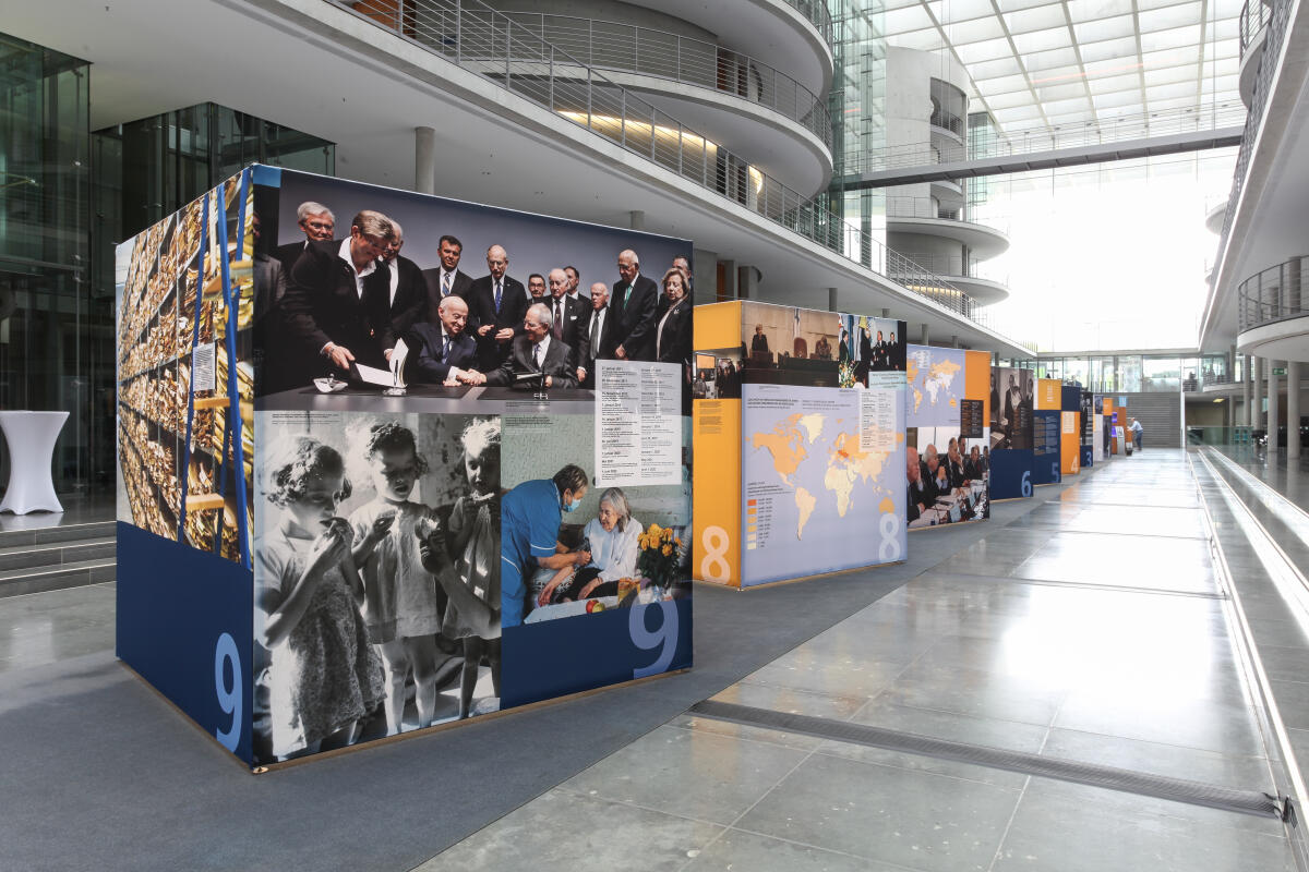  Dokumentation der Ausstellung anlässlich 70 Jahre Luxemburger Abkommen zur Wiedergutmachung nationalsozialistischen Unrechts. Blick auf die Ausstellungsexponate in der Halle des Paul-Läbe-Hauses.; Das von der Bundesrepublik Deutschland, dem Staat Israel und der Jewish Claims Conference 1952 geschlossene Übereinkommen bildet die Grundlage für die Entschädigung jüdischer Opfer nationalsozialistischer Verfolgung durch die Bundesrepublik Deutschland.; Die Ausstellung „70 Jahre Luxemburger Abkommen“ kann vom 6. September 2022 bis zum 5. Oktober 2022 im Paul-Löbe-Haus nach vorheriger Anmeldung besichtigt werden.; 