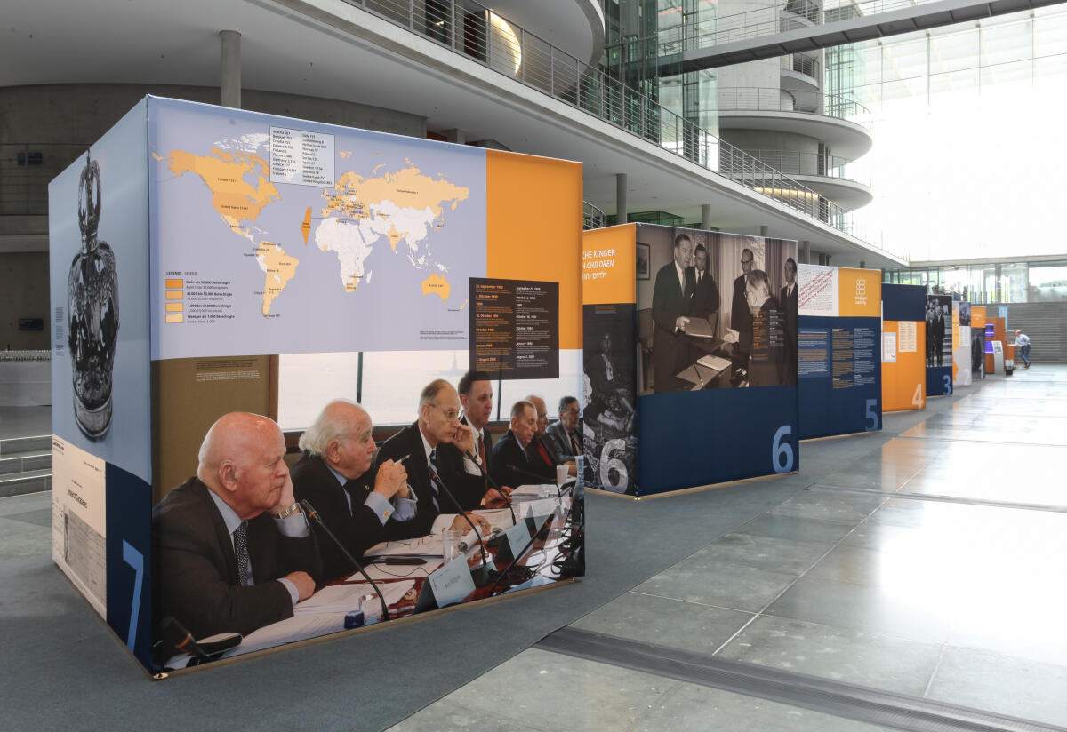  Dokumentation der Ausstellung anlässlich 70 Jahre Luxemburger Abkommen zur Wiedergutmachung nationalsozialistischen Unrechts. Blick auf die Ausstellungsexponate in der Halle des Paul-Läbe-Hauses.; Das von der Bundesrepublik Deutschland, dem Staat Israel und der Jewish Claims Conference 1952 geschlossene Übereinkommen bildet die Grundlage für die Entschädigung jüdischer Opfer nationalsozialistischer Verfolgung durch die Bundesrepublik Deutschland.; Die Ausstellung „70 Jahre Luxemburger Abkommen“ kann vom 6. September 2022 bis zum 5. Oktober 2022 im Paul-Löbe-Haus nach vorheriger Anmeldung besichtigt werden.; 