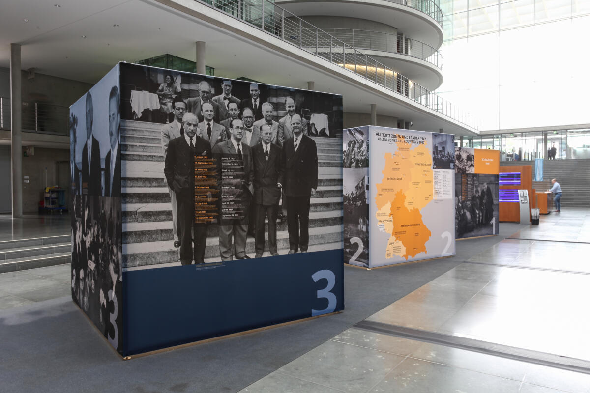  Dokumentation der Ausstellung anlässlich 70 Jahre Luxemburger Abkommen zur Wiedergutmachung nationalsozialistischen Unrechts. Blick auf die Ausstellungsexponate in der Halle des Paul-Läbe-Hauses.; Das von der Bundesrepublik Deutschland, dem Staat Israel und der Jewish Claims Conference 1952 geschlossene Übereinkommen bildet die Grundlage für die Entschädigung jüdischer Opfer nationalsozialistischer Verfolgung durch die Bundesrepublik Deutschland.; Die Ausstellung „70 Jahre Luxemburger Abkommen“ kann vom 6. September 2022 bis zum 5. Oktober 2022 im Paul-Löbe-Haus nach vorheriger Anmeldung besichtigt werden.; 