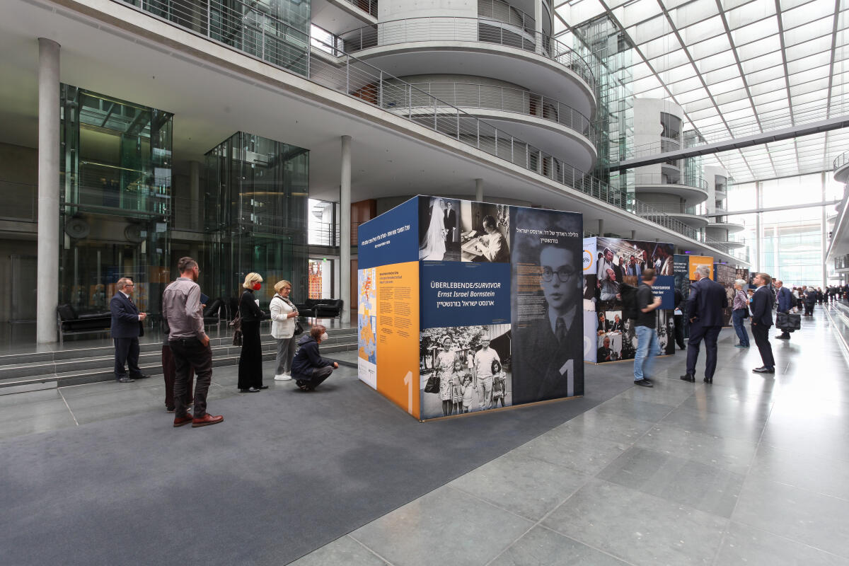  Dokumentation der Ausstellung anlässlich 70 Jahre Luxemburger Abkommen zur Wiedergutmachung nationalsozialistischen Unrechts. Blick auf die Ausstellungsexponate in der Halle des Paul-Läbe-Hauses.; Das von der Bundesrepublik Deutschland, dem Staat Israel und der Jewish Claims Conference 1952 geschlossene Übereinkommen bildet die Grundlage für die Entschädigung jüdischer Opfer nationalsozialistischer Verfolgung durch die Bundesrepublik Deutschland.; Die Ausstellung „70 Jahre Luxemburger Abkommen“ kann vom 6. September 2022 bis zum 5. Oktober 2022 im Paul-Löbe-Haus nach vorheriger Anmeldung besichtigt werden.; 