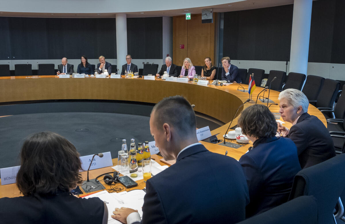 Die Abgeordneten des Ausschusses für Auswärtige Angelegenheiten der Niederlande Raymond de Roon, Agnes Mulder, Corinne Ellemeet und Ruben Brekelmans zu Gast im Verteidigungsausschuss. Blick in den Saal. Die Abgeordneten des Ausschusses für Auswärtige Angelegenheiten der Niederlande Raymond de Roon, Agnes Mulder, Corinne Ellemeet und Ruben Brekelmans zu Gast im Verteidigungsausschuss. Blick in den Saal.