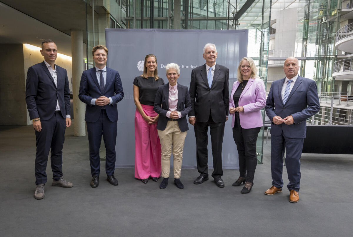 Strack-Zimmermann, Marie-Agnes; Arlt, Johannes; Lucassen, Rüdiger Abgeordnete des Ausschusses für Auswärtige Angelegenheiten der Niederlande zu Gast im Verteidigungsausschuss. Gruppenfoto (vlnr): Johannes Arlt, SPD, MdB; Ruben Brekelmans; Corinne Ellemeet; Dr. Marie-Agnes Strack-Zimmermann, FDP, MdB; Raymond de Roon; Agnes Mulder; Rüdiger Lucassen, AfD, MdB.