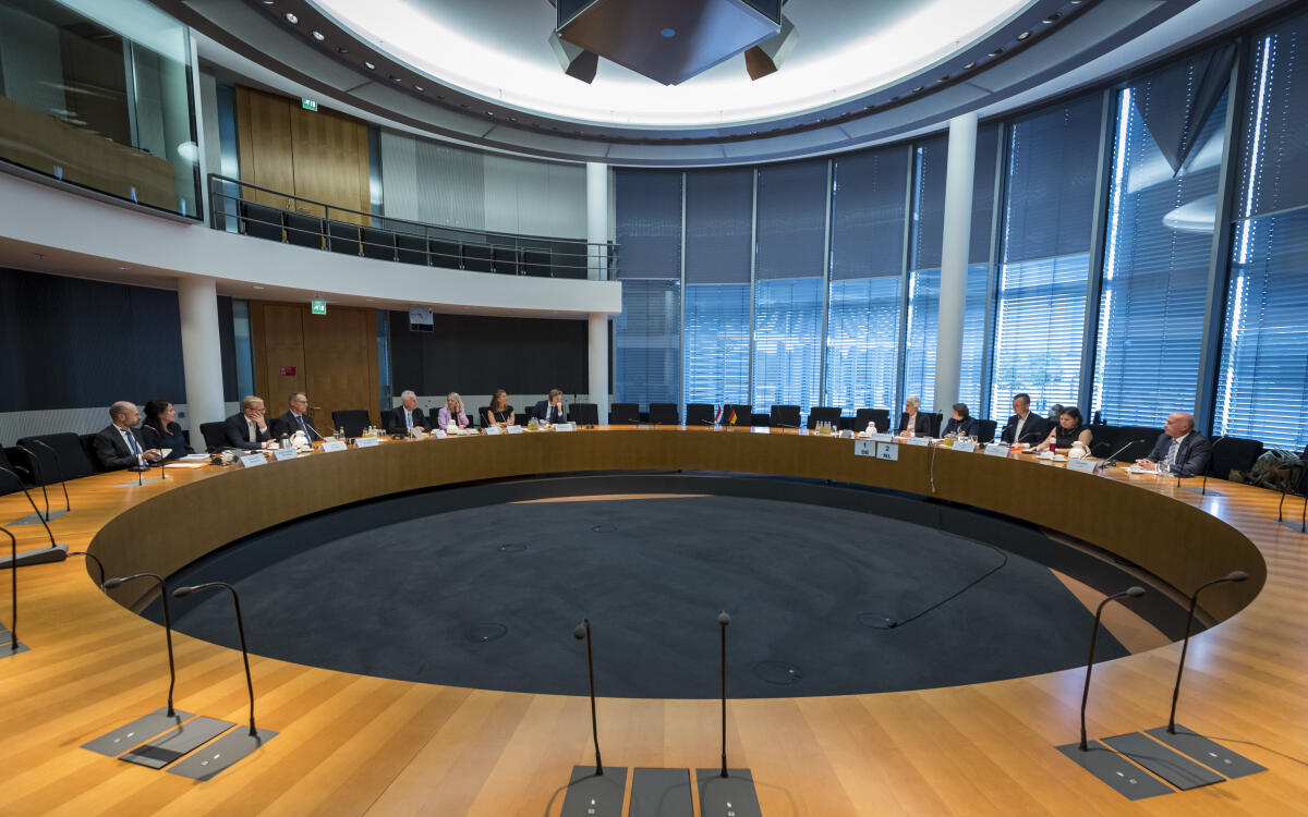  Delegation des Ausschusses für Auswärtige Angelegenheiten der Niederlande zu Gast im Verteidigungsausschuss. Blick in den Saal.