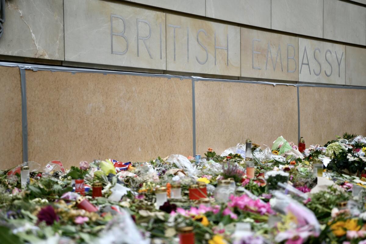  Blumenniederlegung zur Trauerfeier vor der britischen Botschaft für die Queen Elizabeth II. ; 